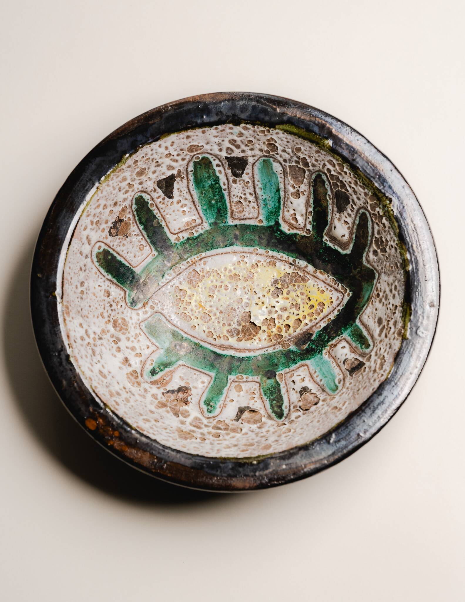 Assiette en céramique émaillée oeil, 1950