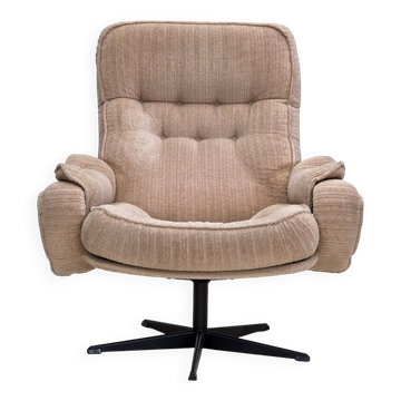 Fauteuil pivotant danois des années 1970, en tissu beige.