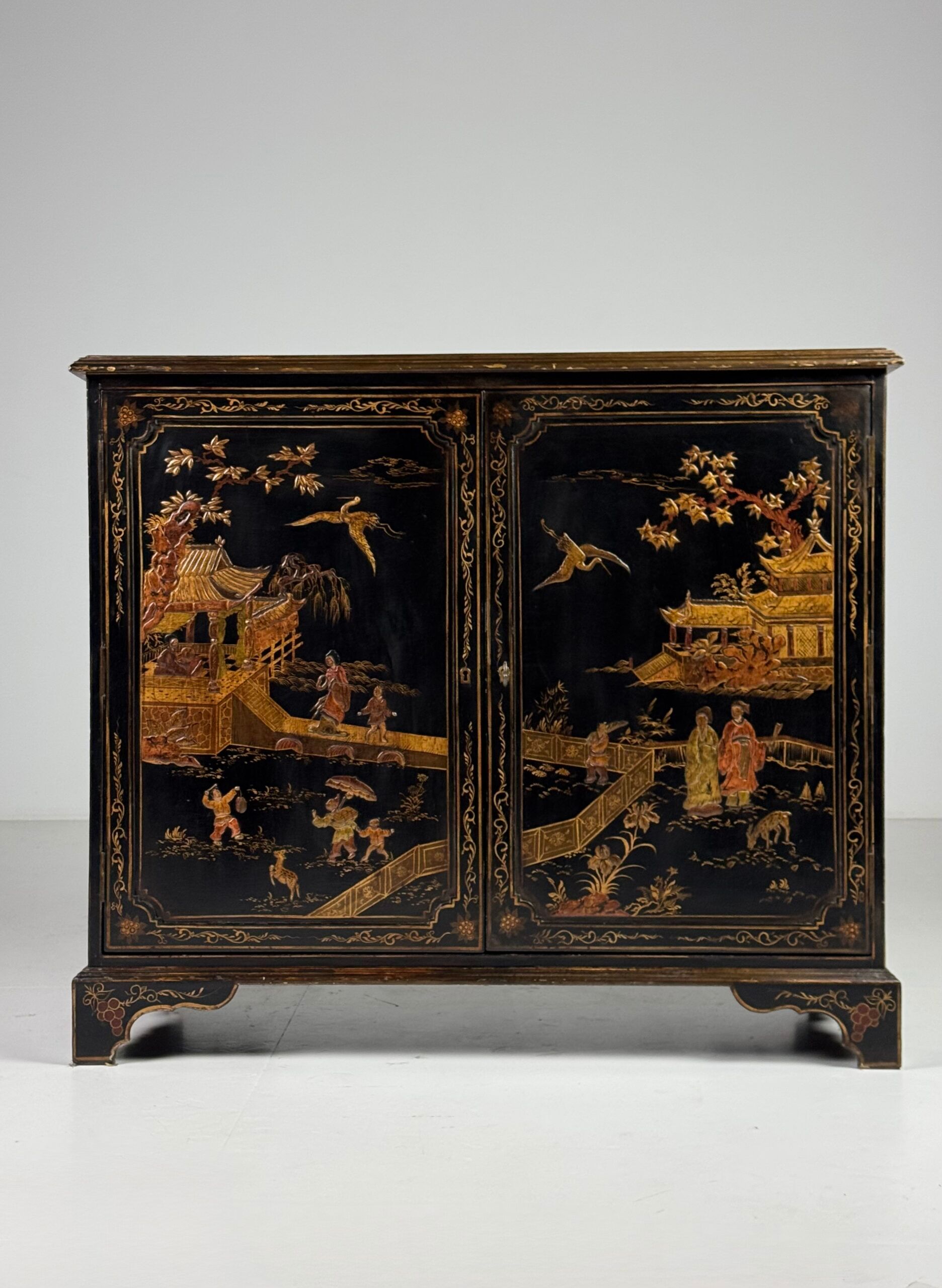 Cabinet laqué chinoiserie du 20e siècle anglais