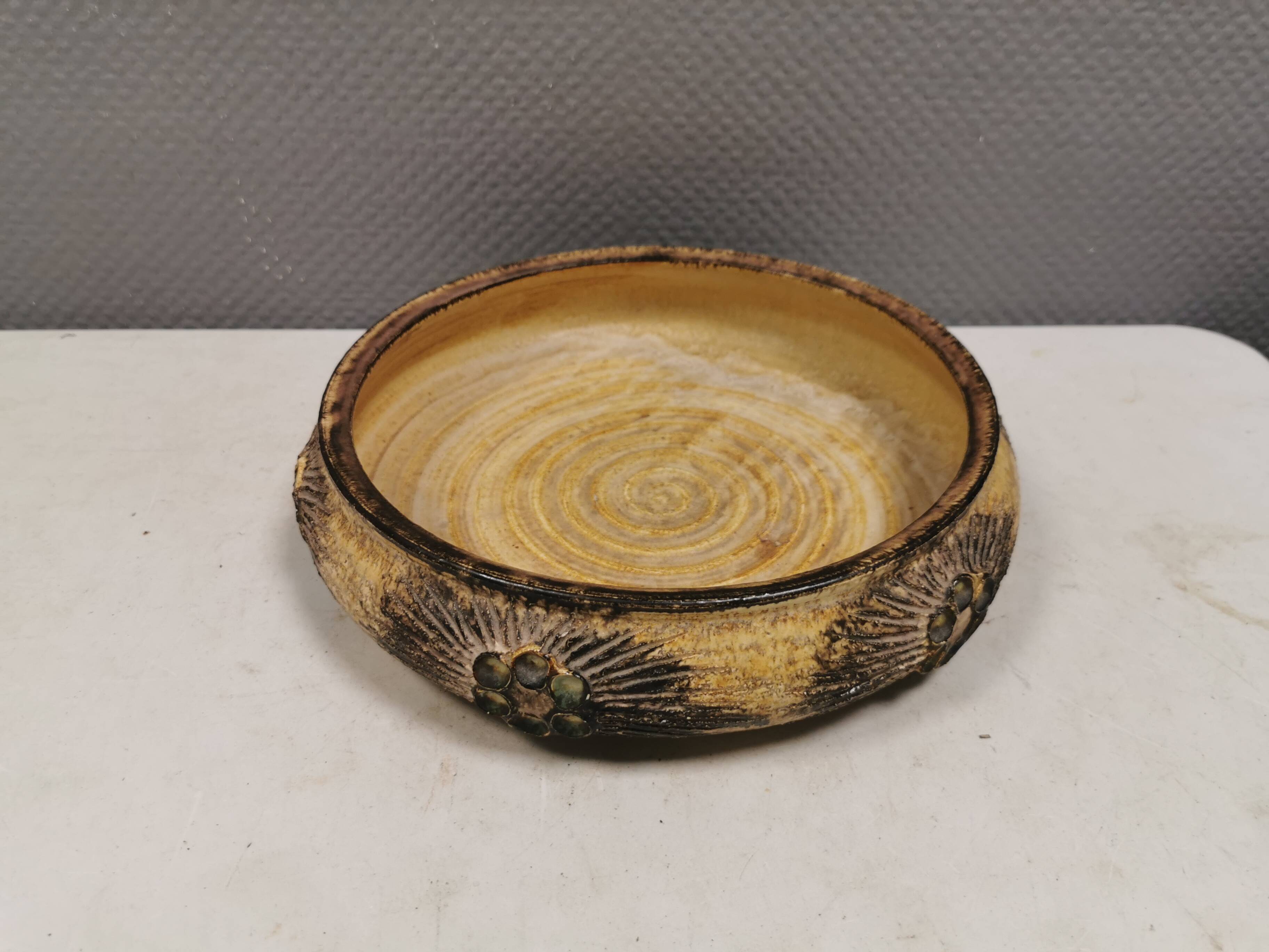 Grand plat en céramique par Jette Hellerøe, Danemark, années 1970.