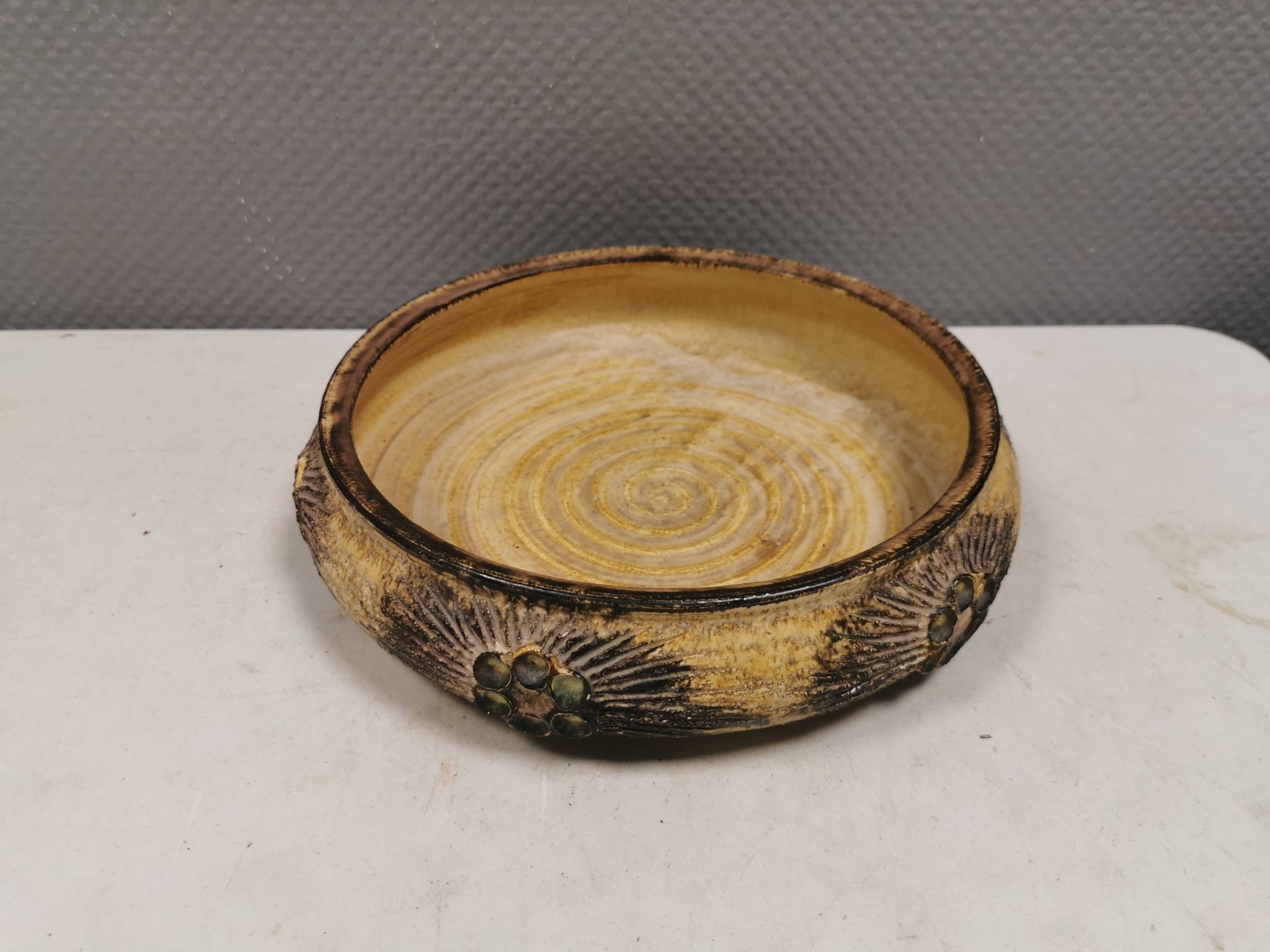 Large ceramic dish by Jette Hellerøe, Denmark, 1970s.