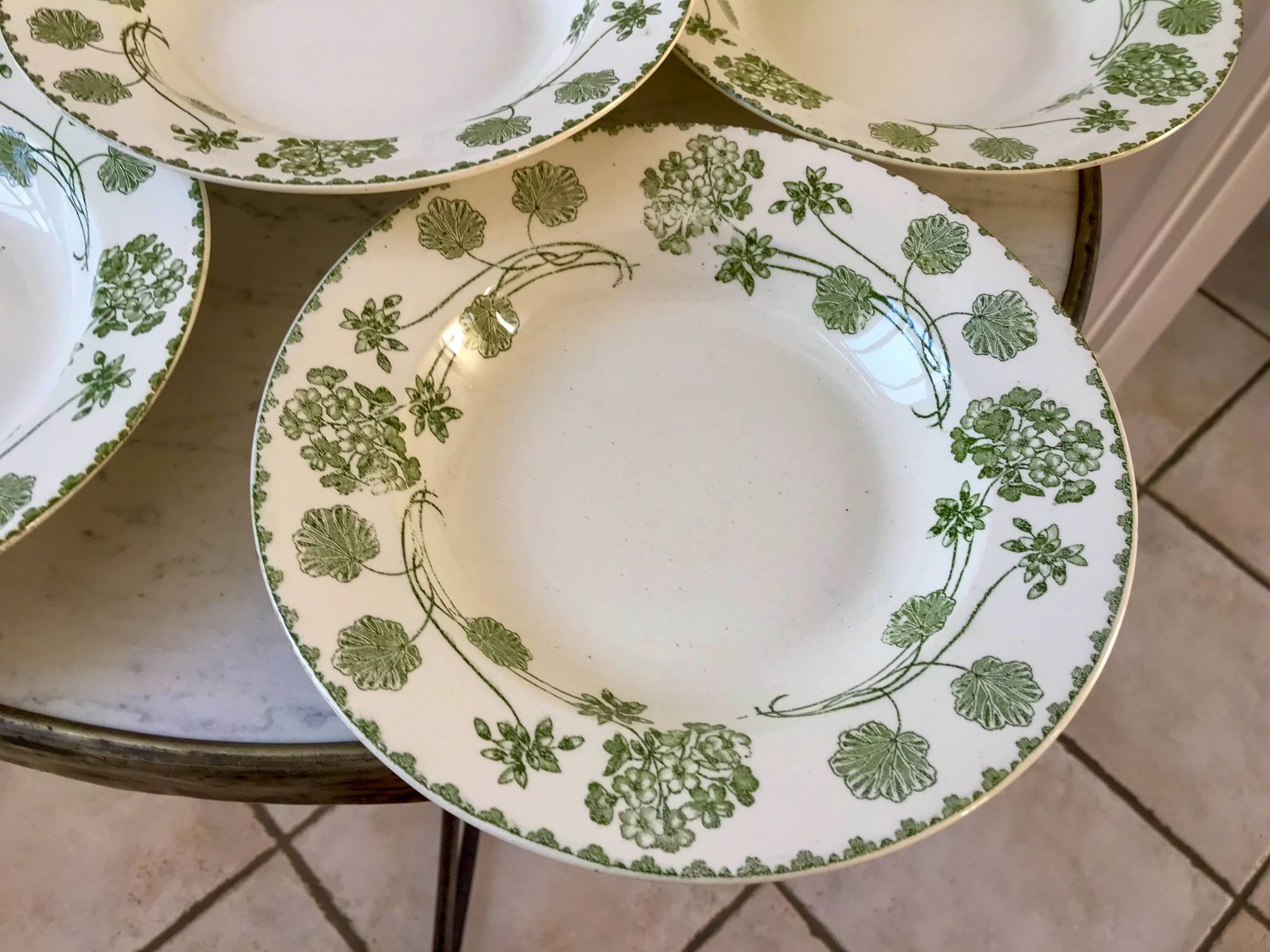 set of 8 hollow plates in Digoin Sarreguemines Iron Earth model "Geranium" green late 19th century