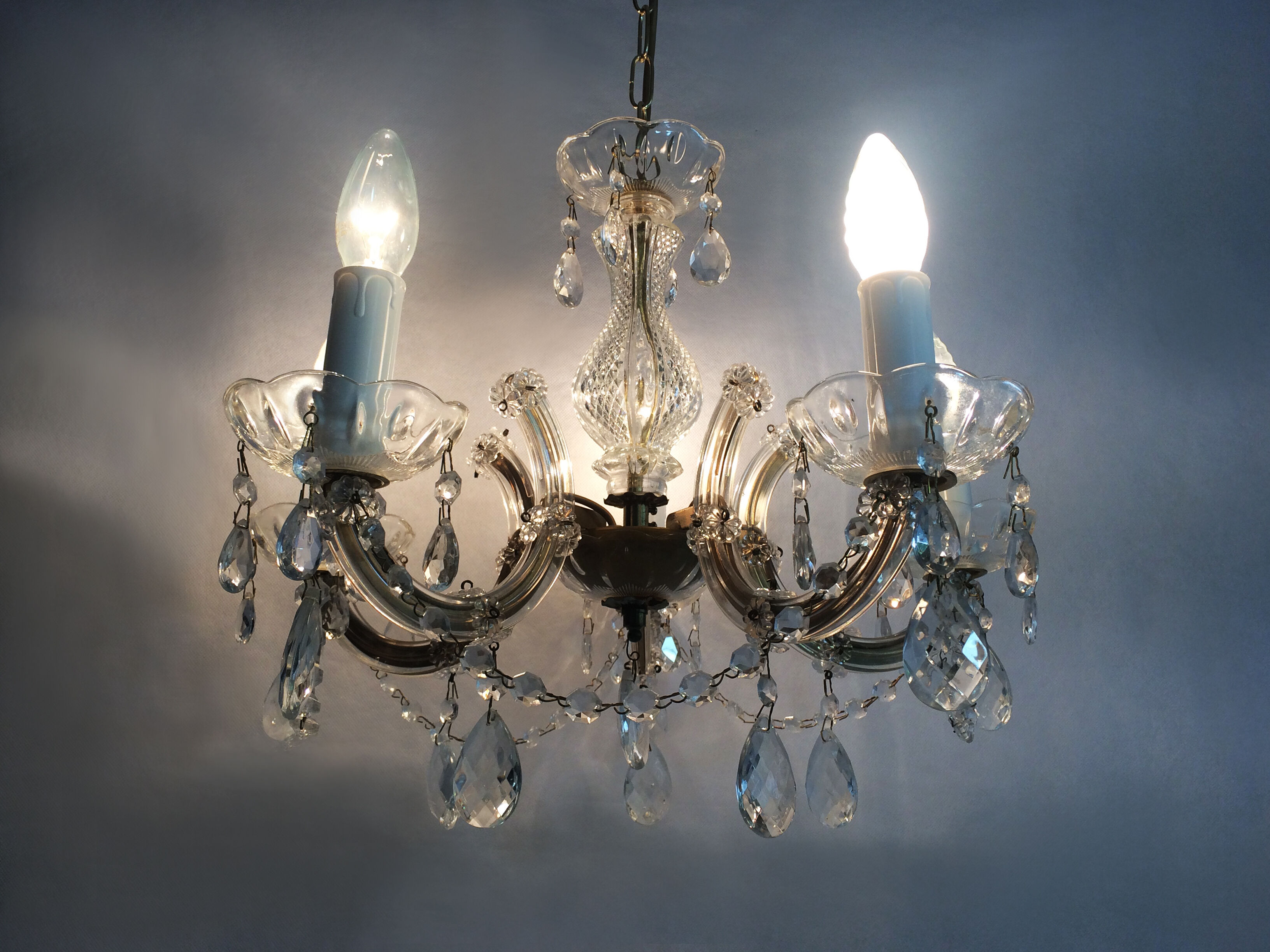 Lustre luminaire Marie Thérèse à 5 feux à pampilles en verre.