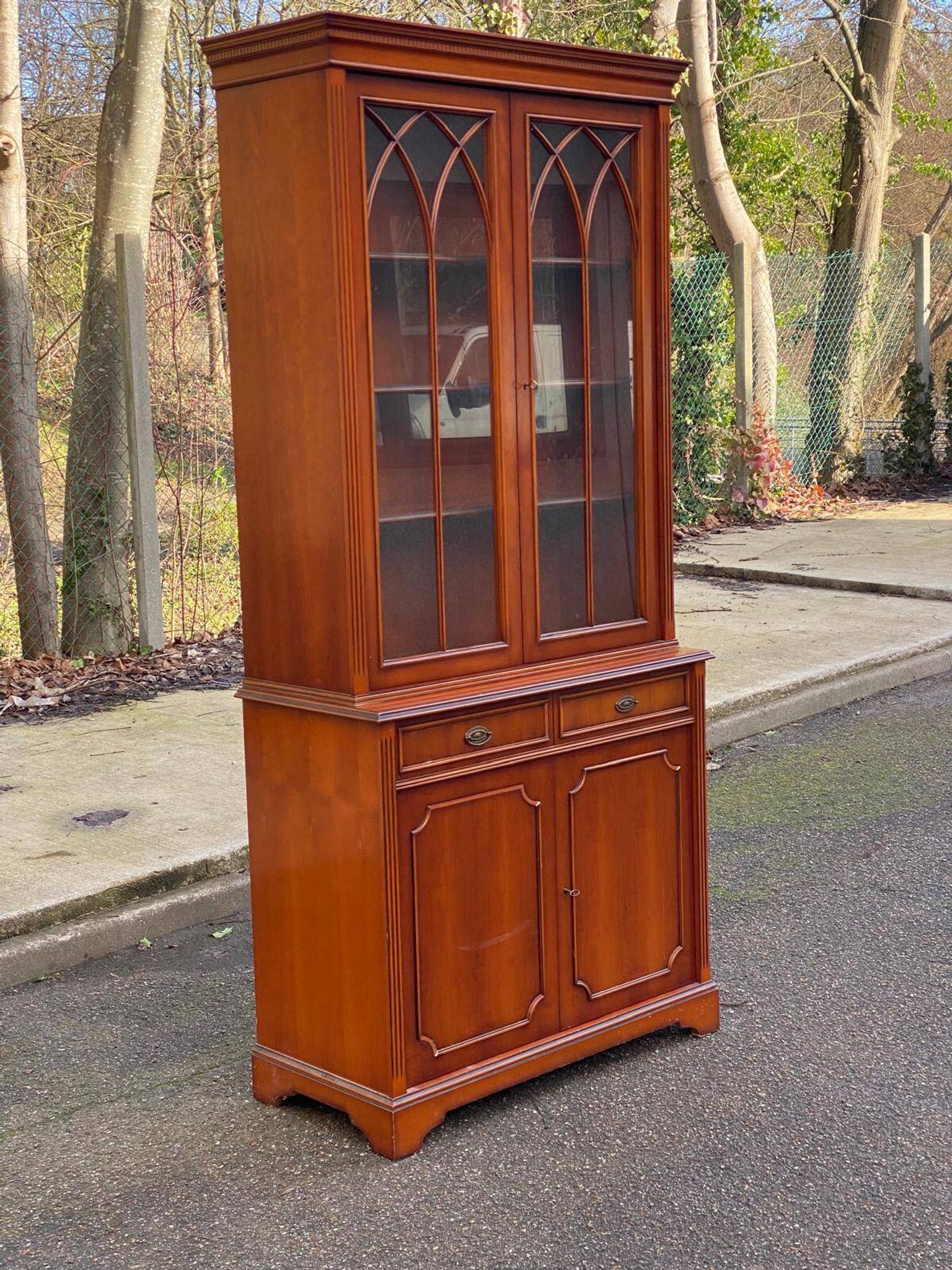 English display cabinet with 2 doors, mahogany imitation, 1990.