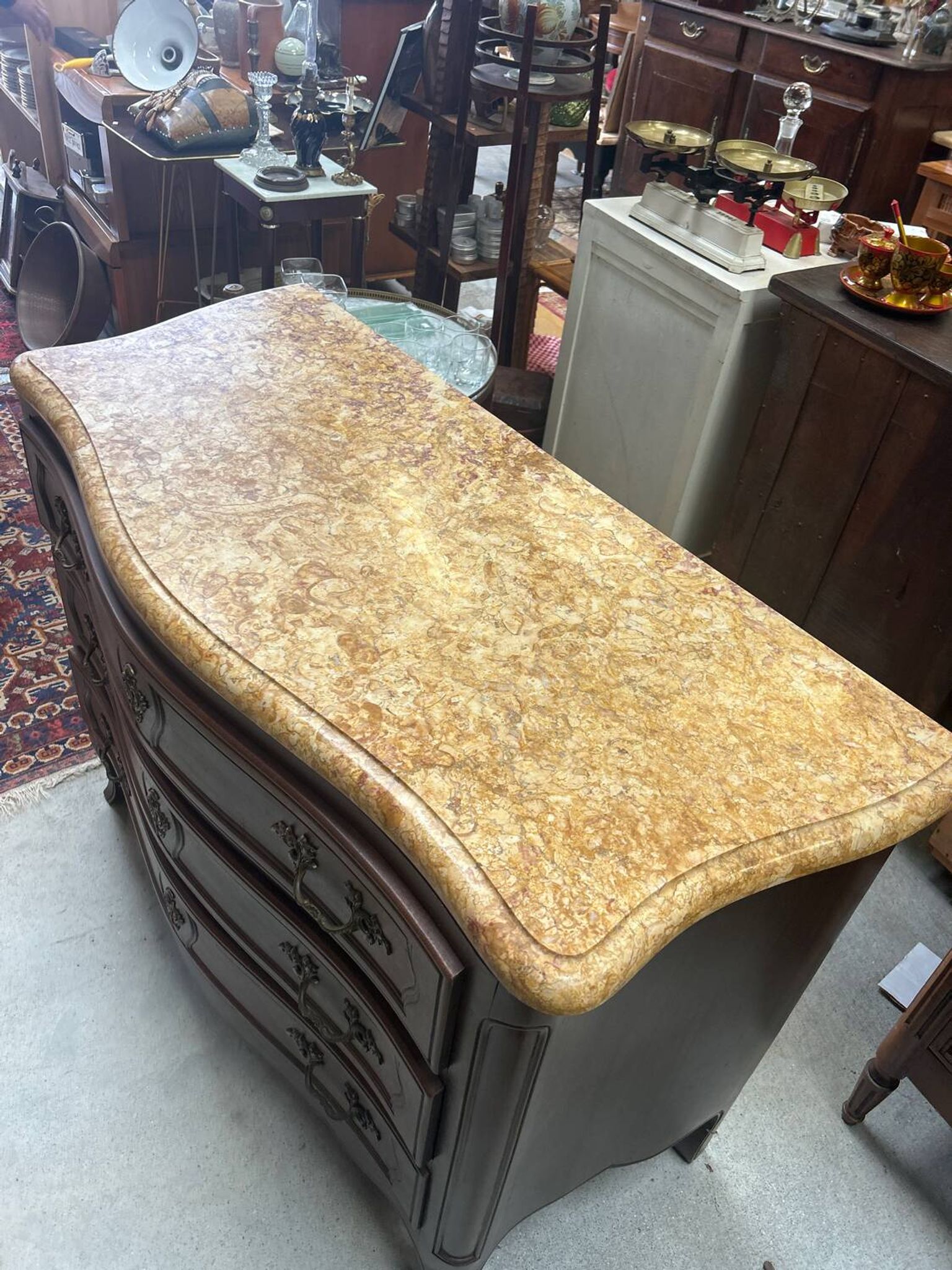Commode galbée