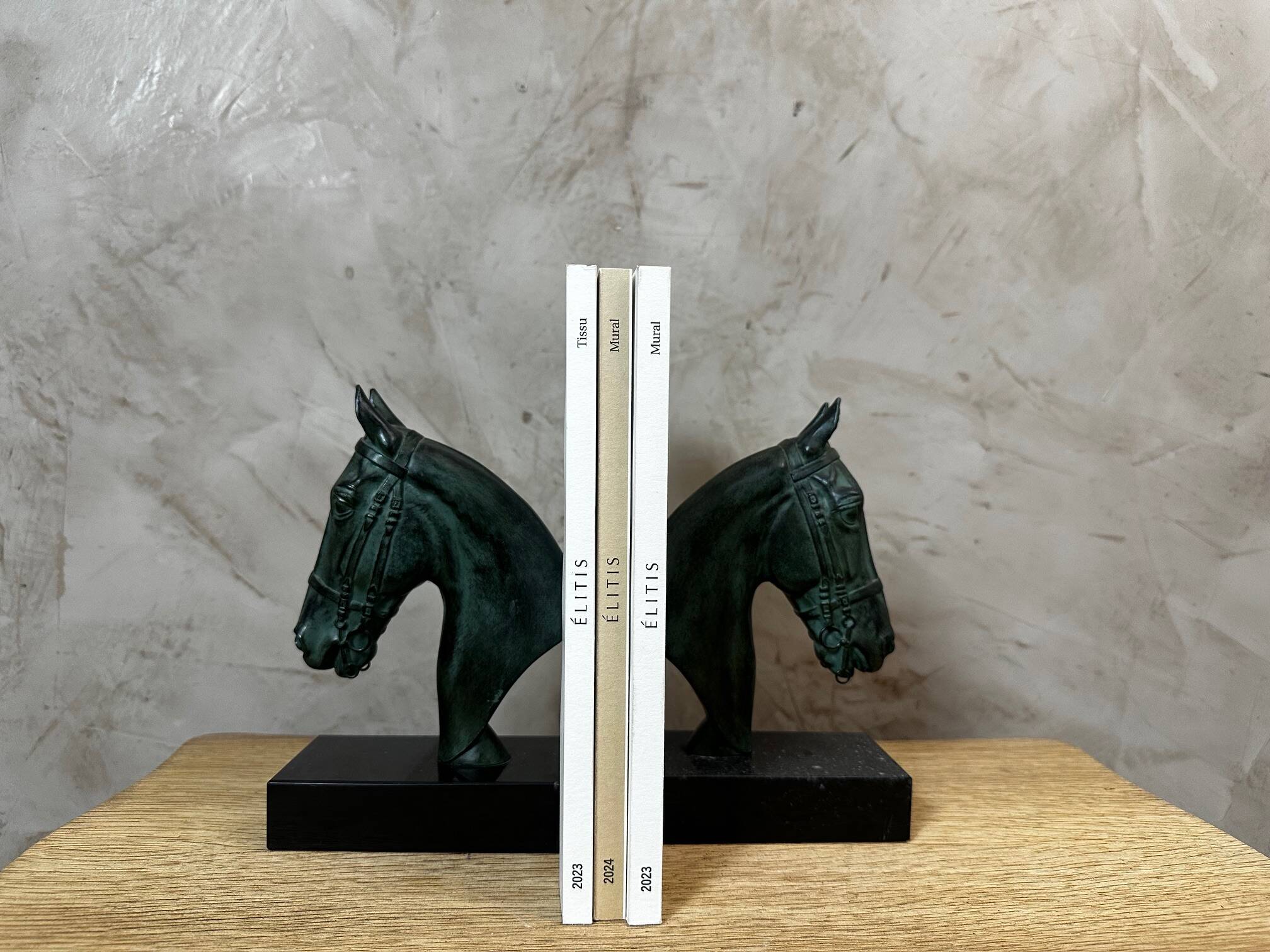 Serres livres chevaux en régule