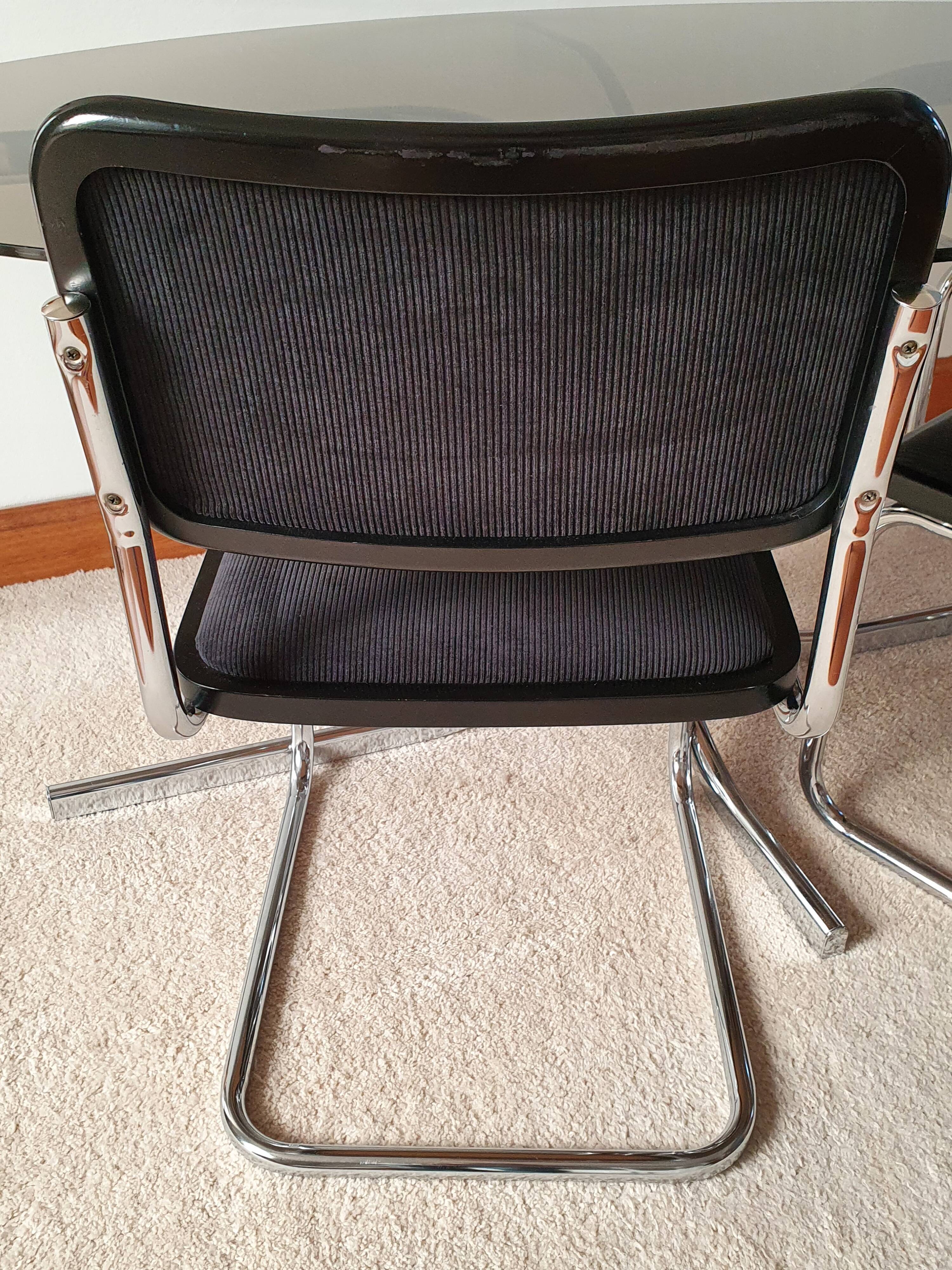 Série de 4 chaises B32 Marcel Breuer en velours côtelé noir