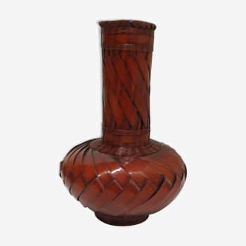 Vase en feuilles de bambou tressées