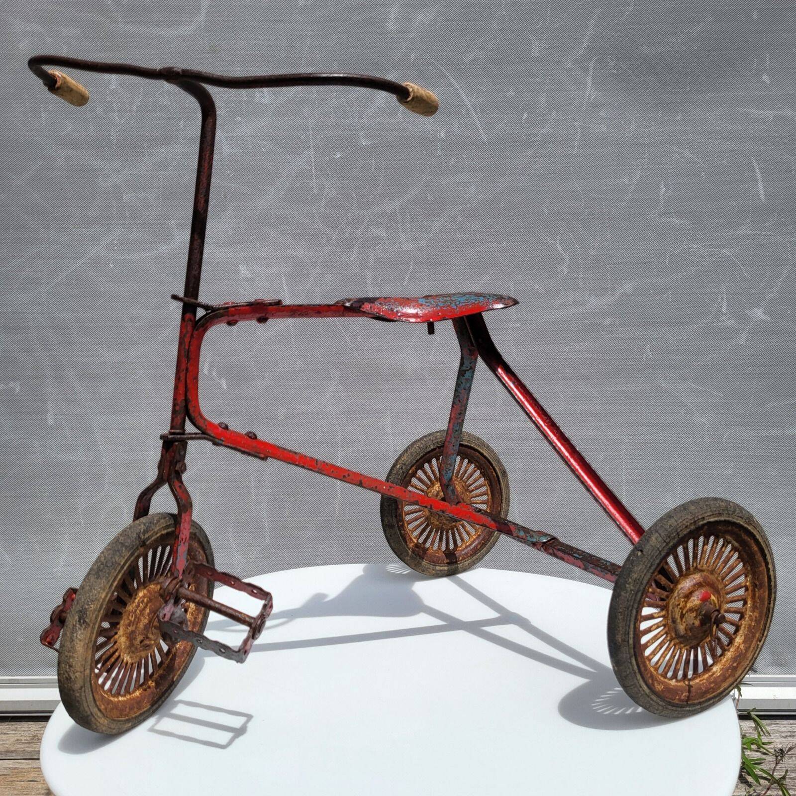 Tricycle enfant métal riveté 1920 • Style urbex