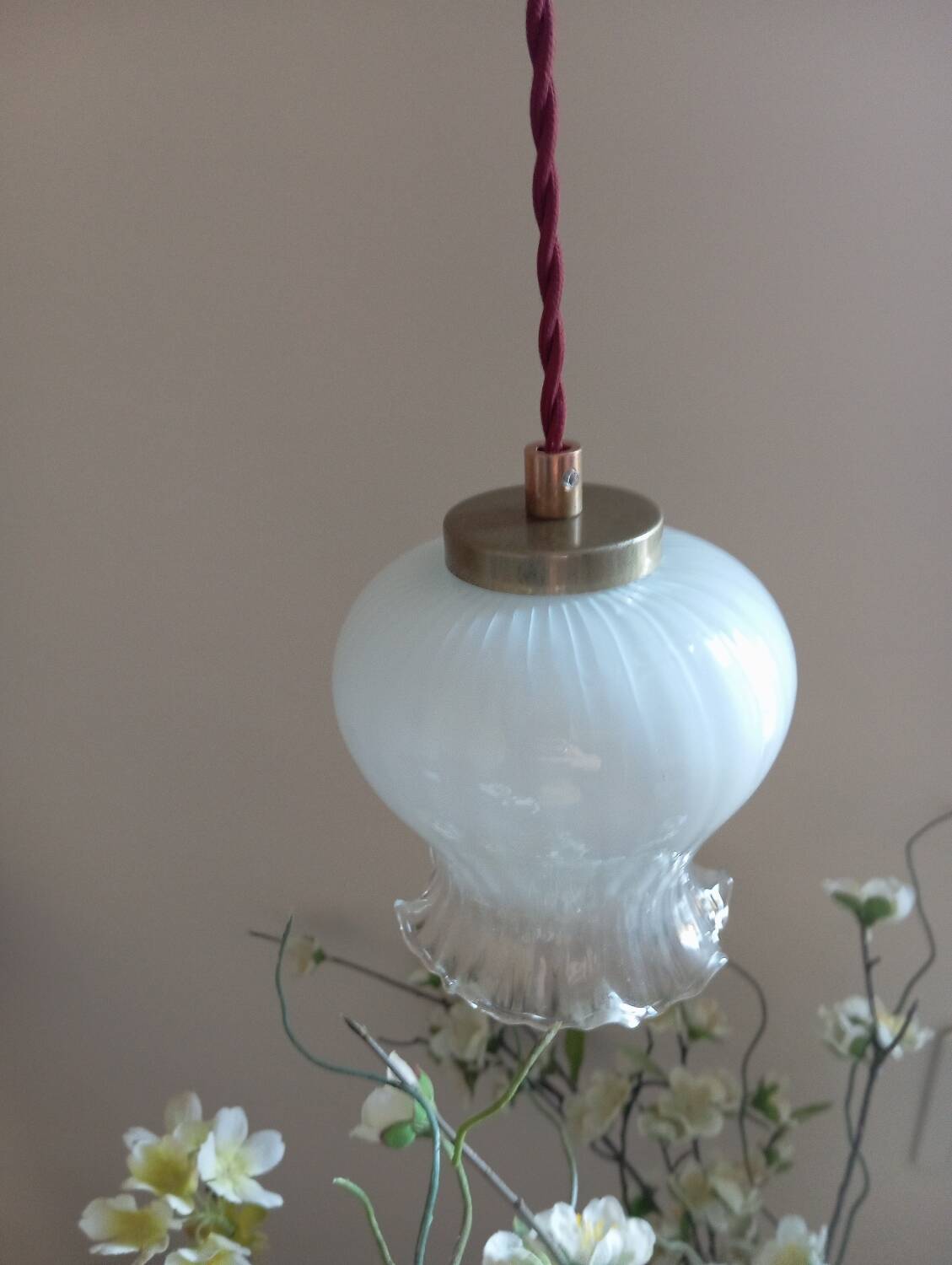 Opaline tulip mood lamp with white ruffles