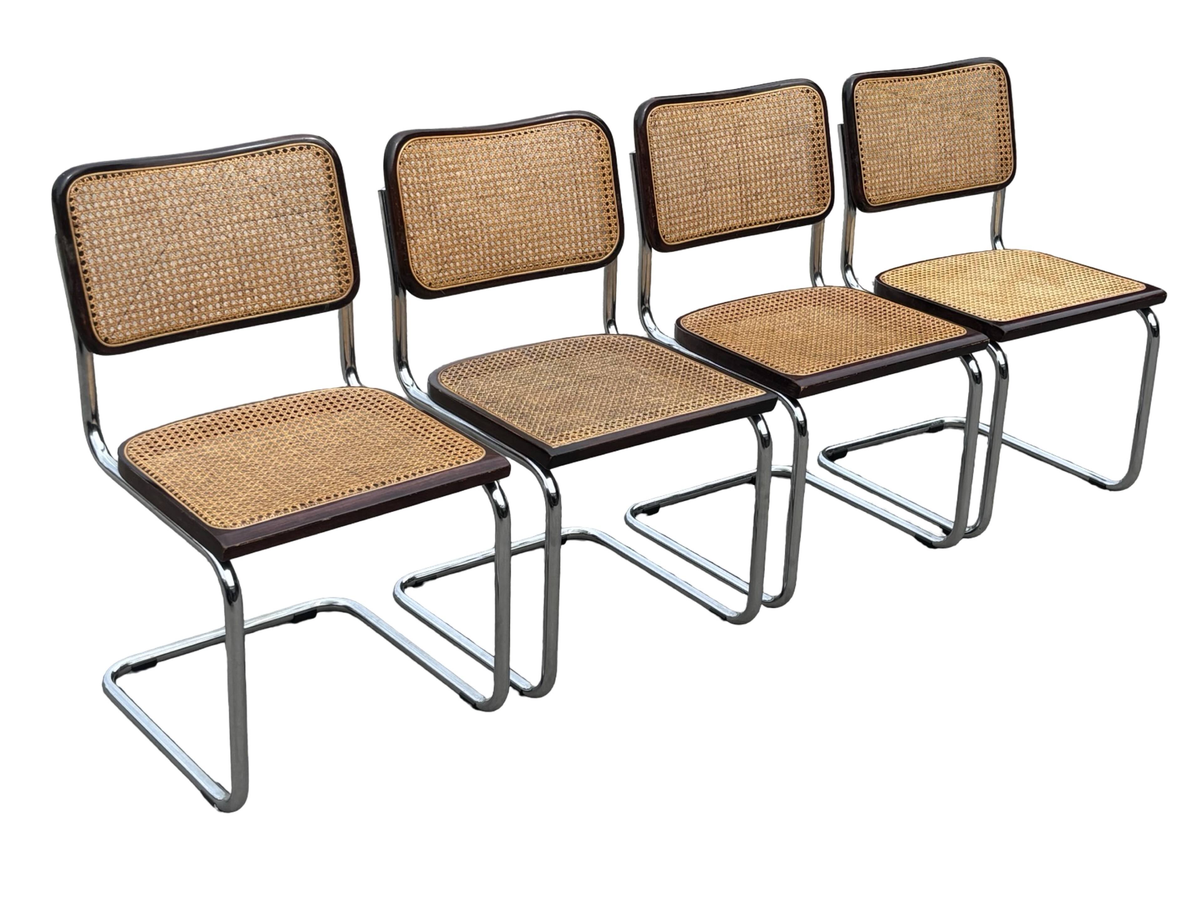Ensemble de 4 chaises Cesca B32 conçues par Marcel Breuer, cadre marron foncé.