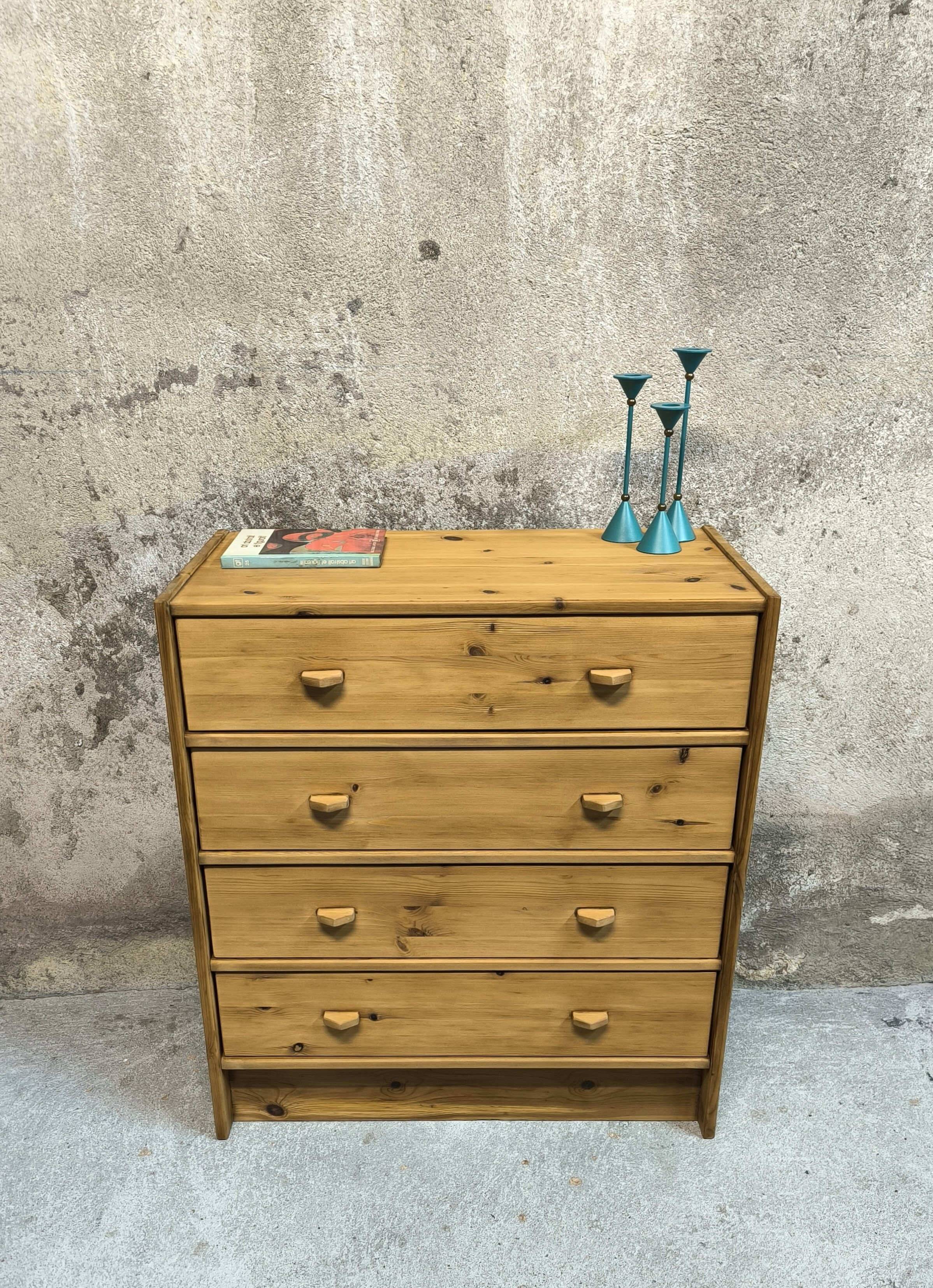 Vintage pine chest of drawers.