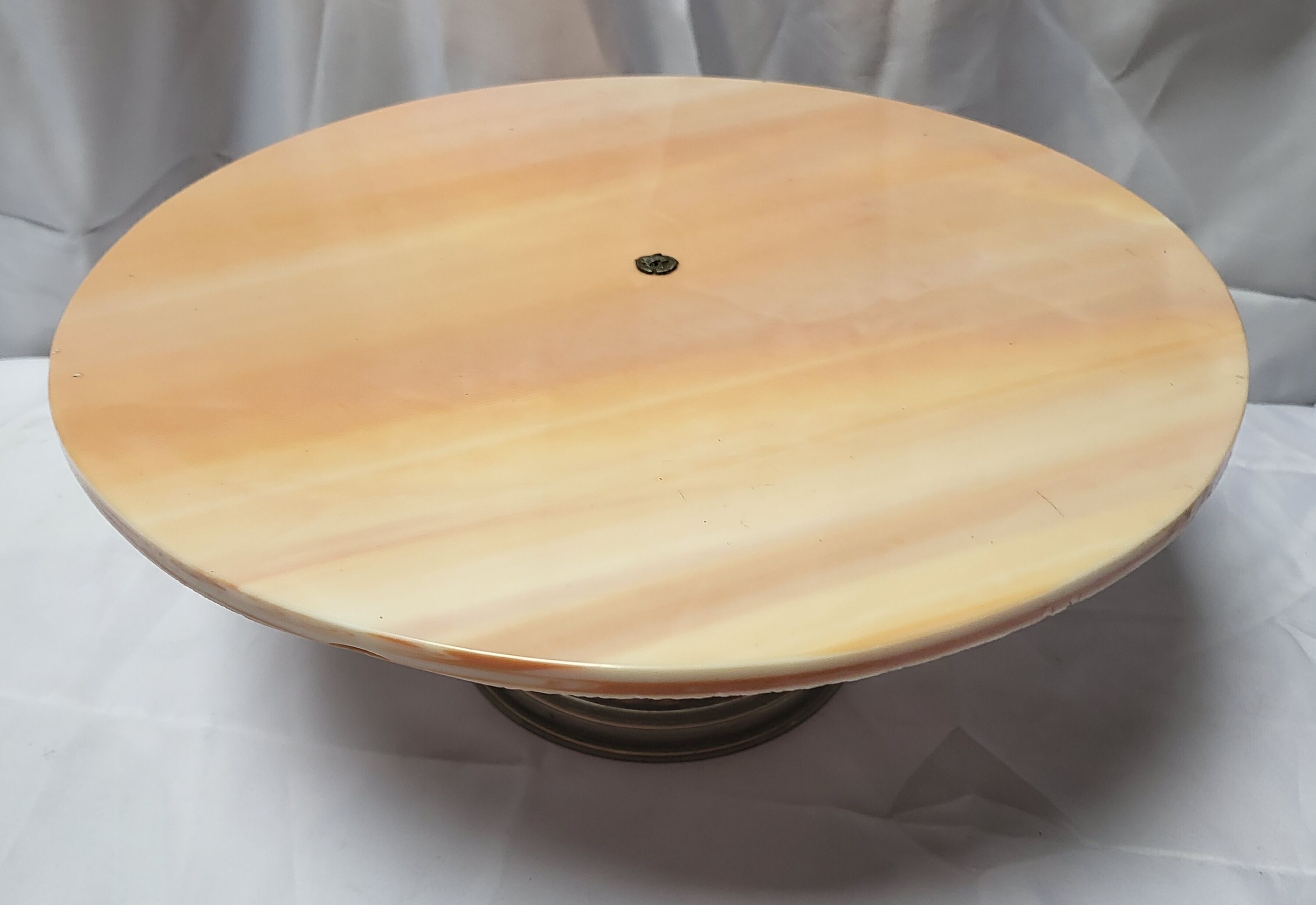 Ancien plateau sur pied est en cuivre argente, la tablette en onyx