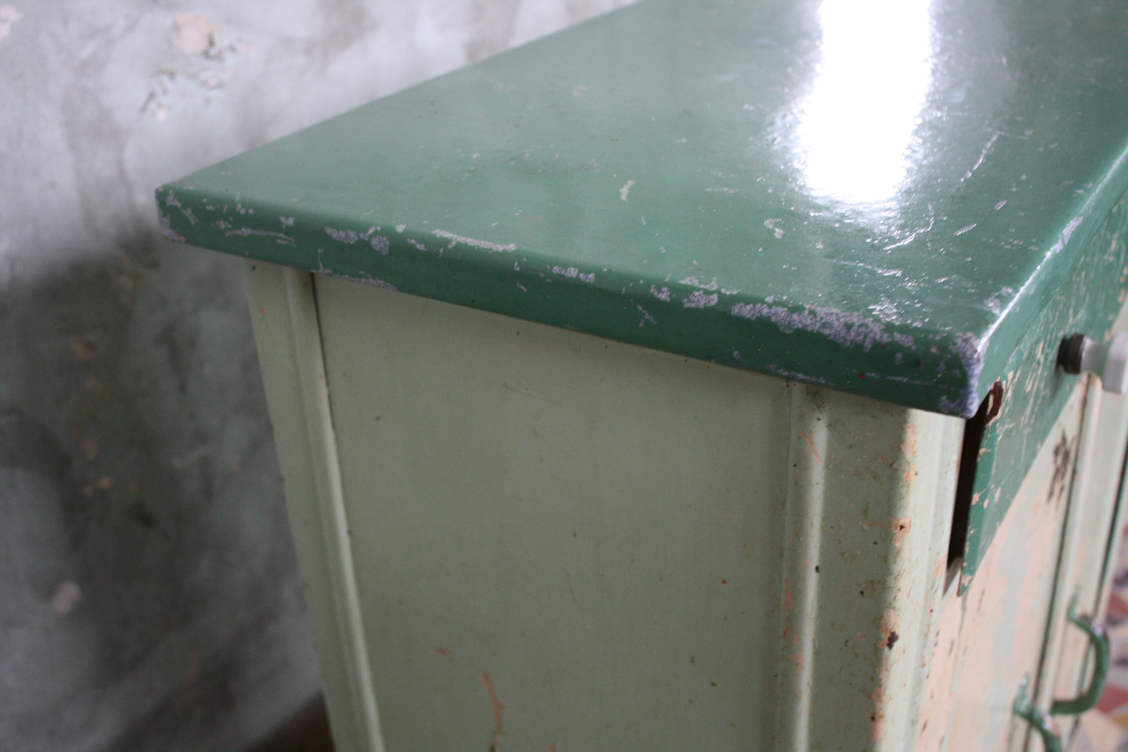 Industrial low metal buffet