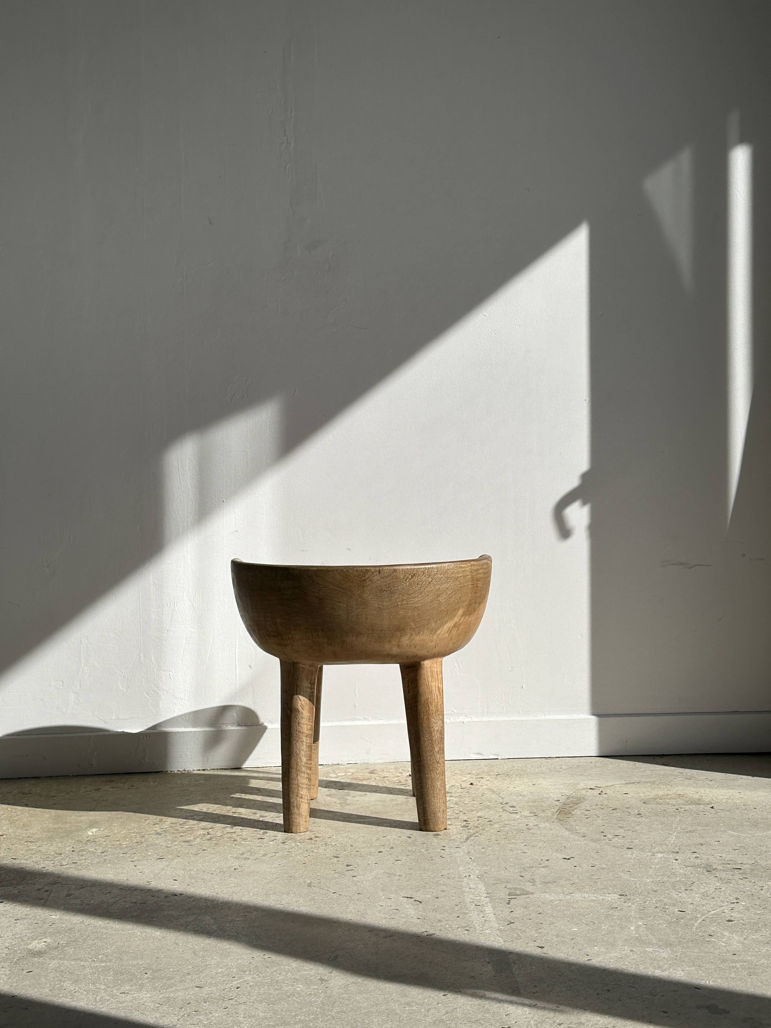 Quadripod chair with round seat and small back in natural monoxyl mango wood