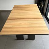 Table en bois massif design contemproain