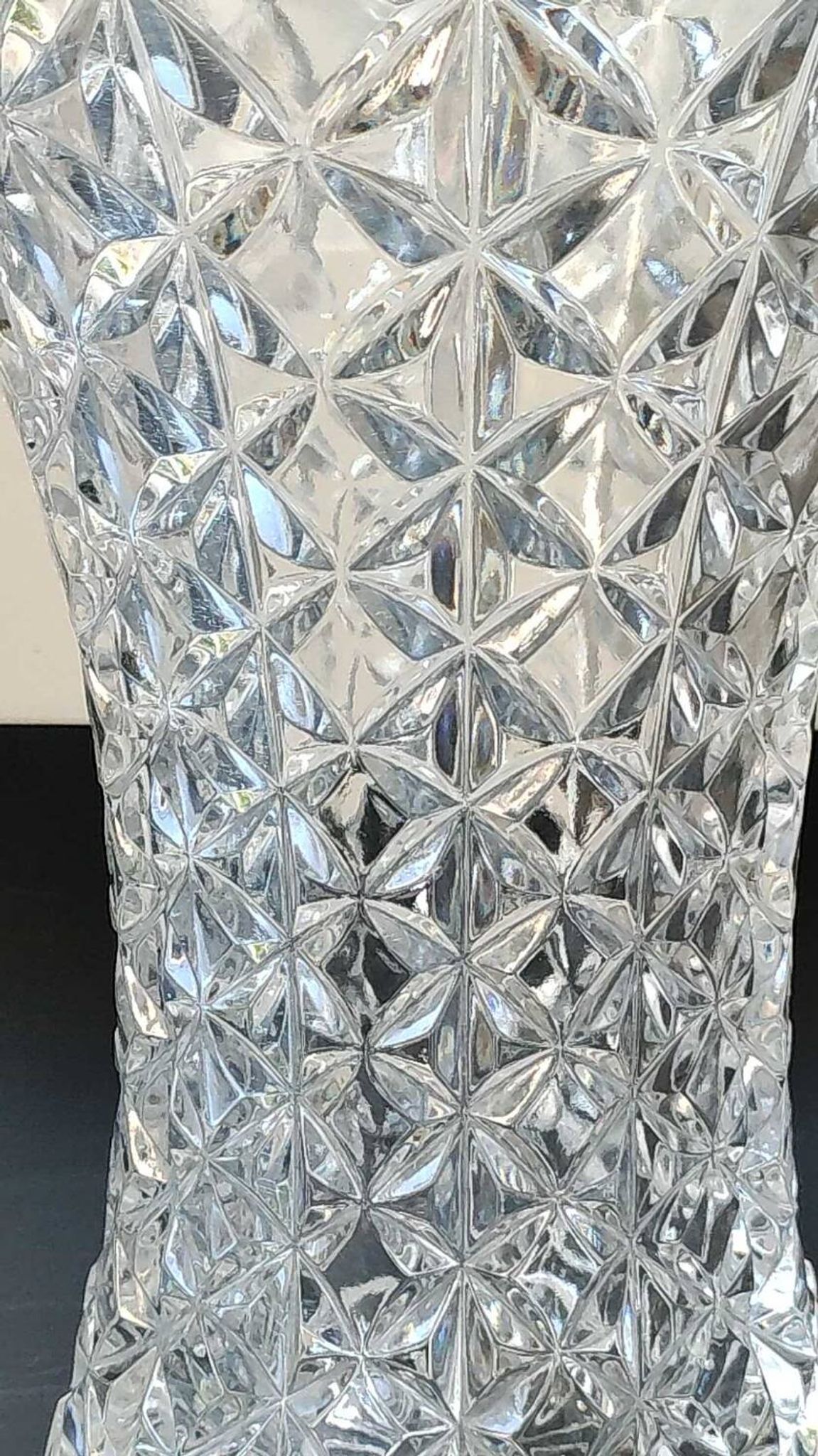 Grand Vase Tulipier en cristal de Bohème taillé. Motifs étoilés/losanges. Haut 26 cm