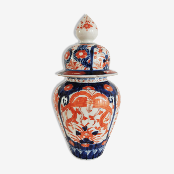 Japanese covered vase Imari, 19th century