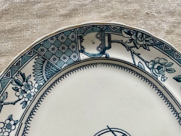 Grand plat ovale terre de fer faïencerie Keeling modèle « Victoria »