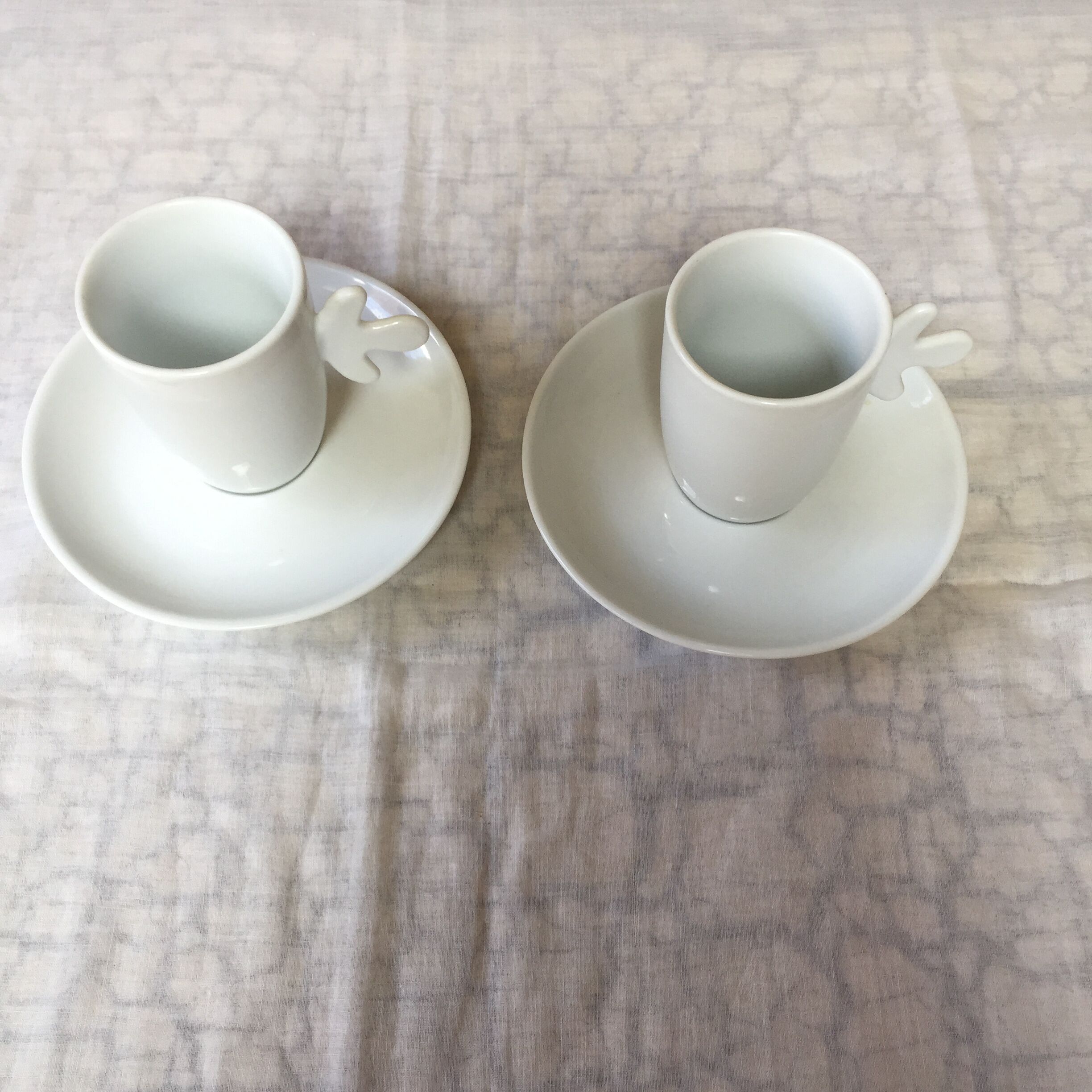Duo of cups and under cups with white porcelain coffee S-P