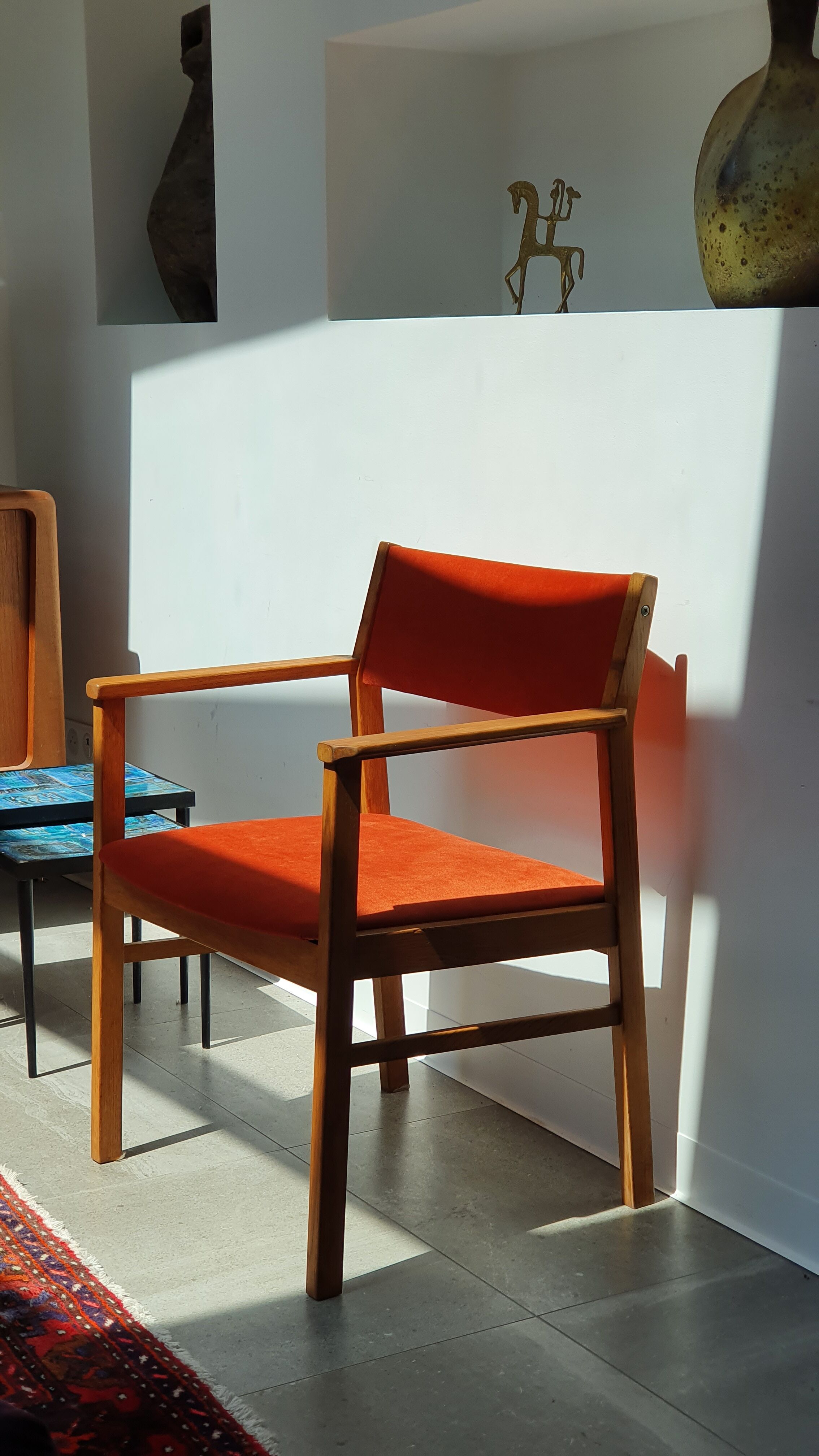 Armchair in solid oak velvet terracota