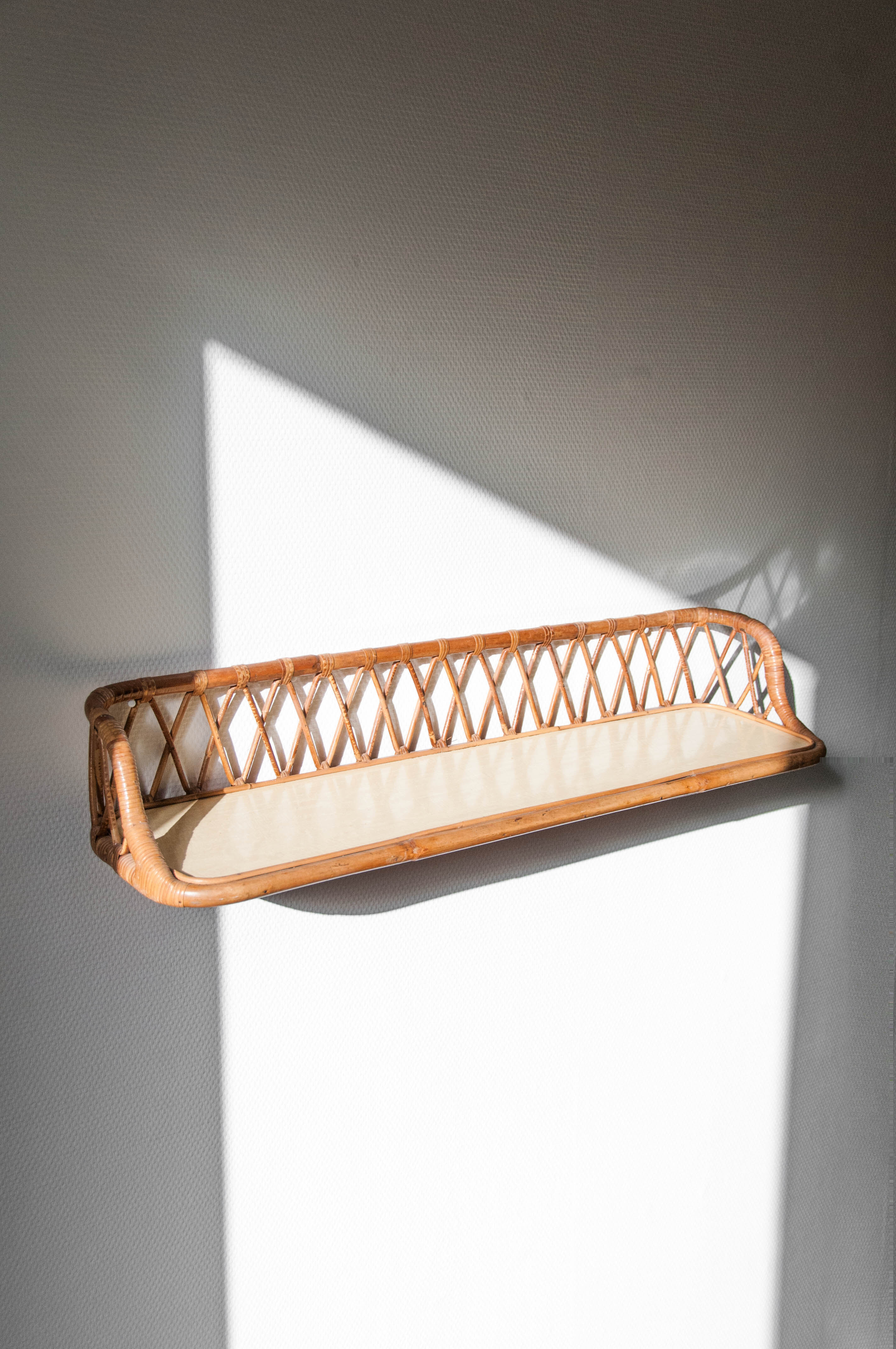 Wall shelf in rattan and formica