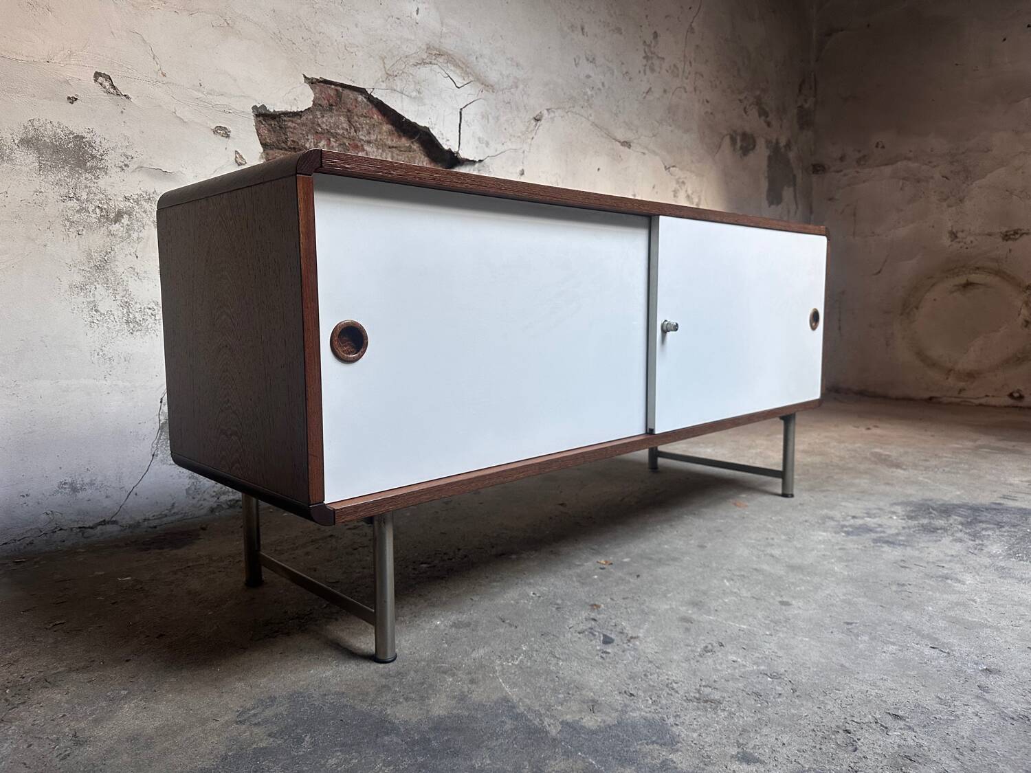 Buffet vintage Pastoe – Placage wengé et portes coulissantes blanches