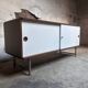 Buffet vintage Pastoe – Placage wengé et portes coulissantes blanches