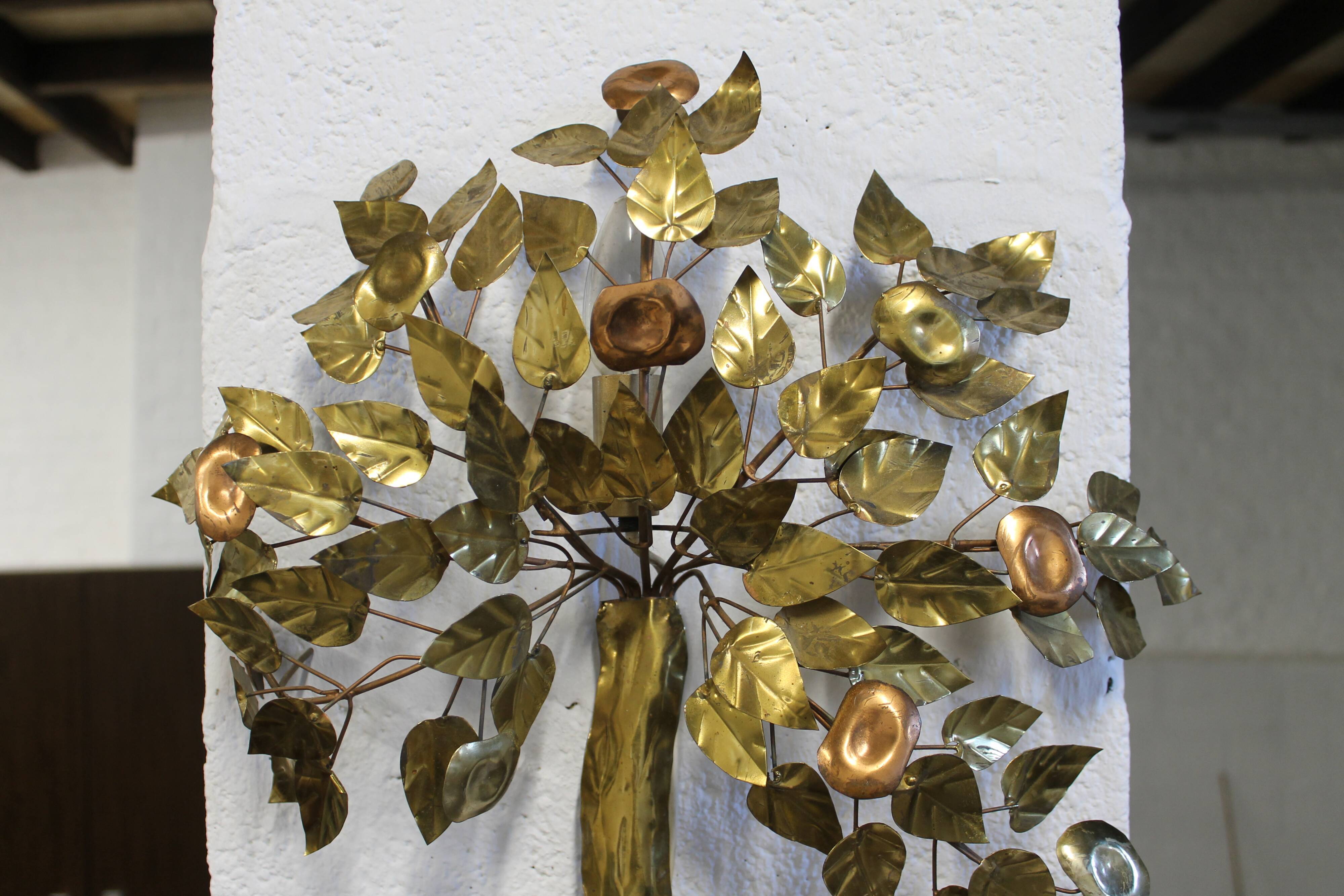 Metal tree-shaped wall applied