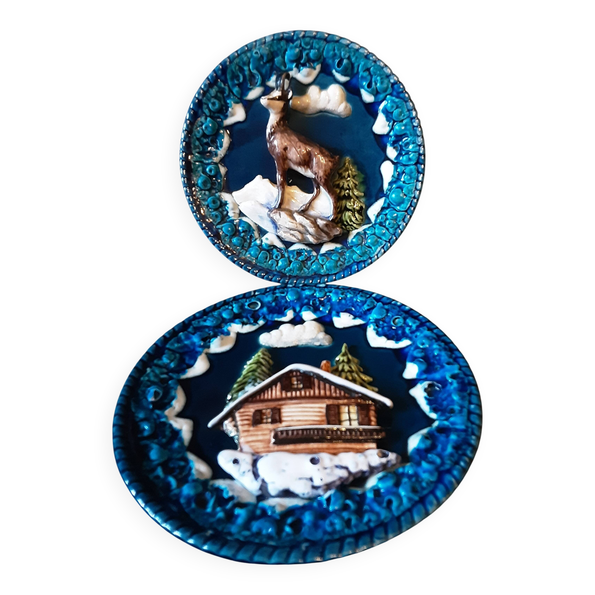 Set of 2 decorative majolica-style plates