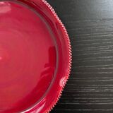 Plat rouge dentelé