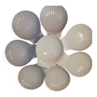 10 petits Plats / Ramequins / Coupelles en forme de coquillage. Porcelaine française