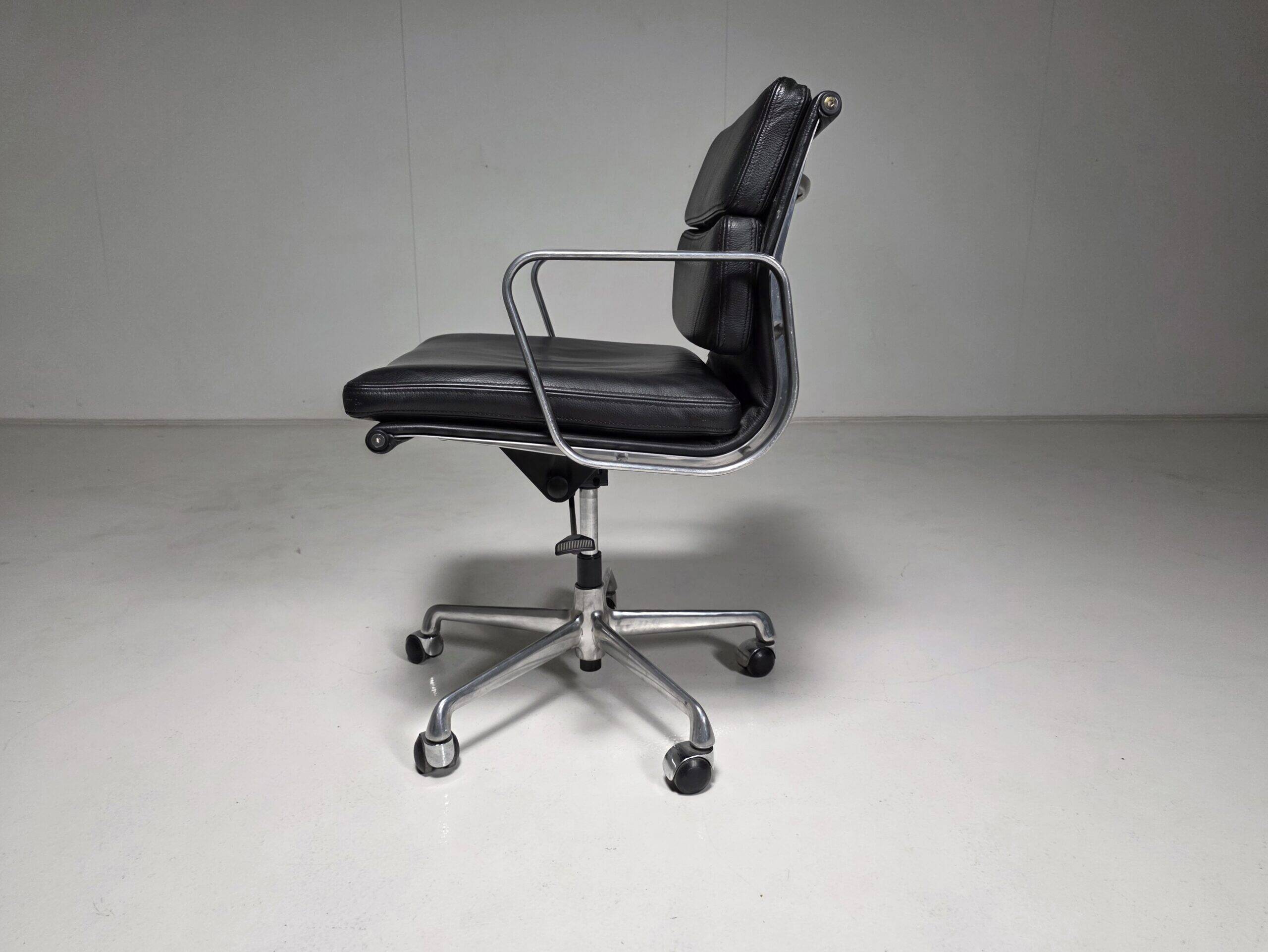 Chaises de bureau EA 217 Soft Pad par Charles et Ray Eames pour ICF, années 1980.