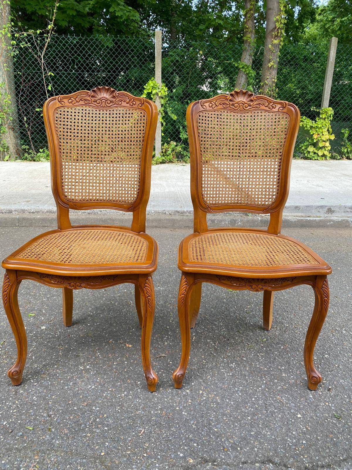 2 chaises cannées style Louis XV en bois massif des années 70