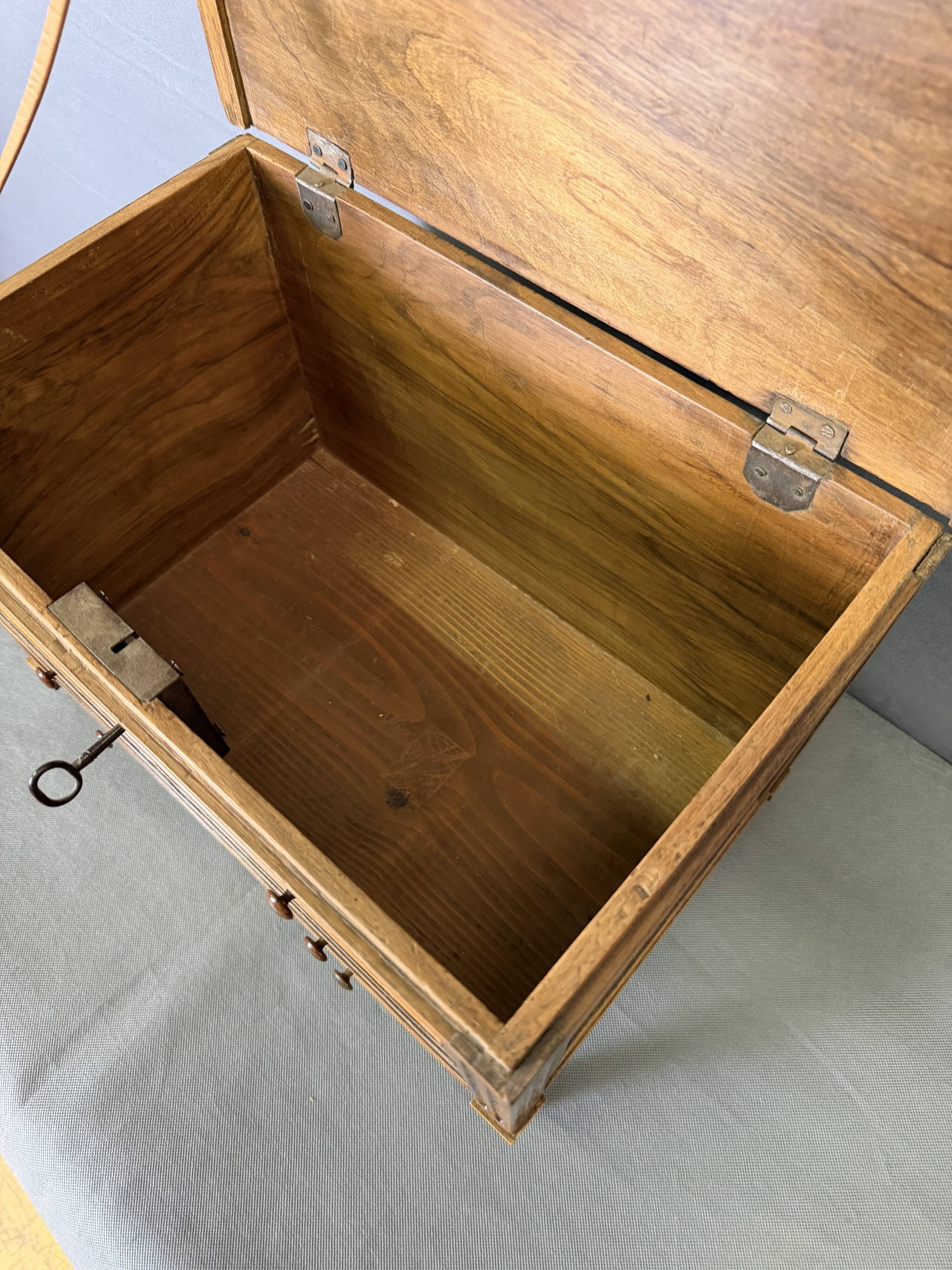 Commode Coffre de Maîtrise Louis XVI en Noyer