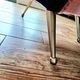 Fauteuil vintage en bouclette vieux rose et cuir noir