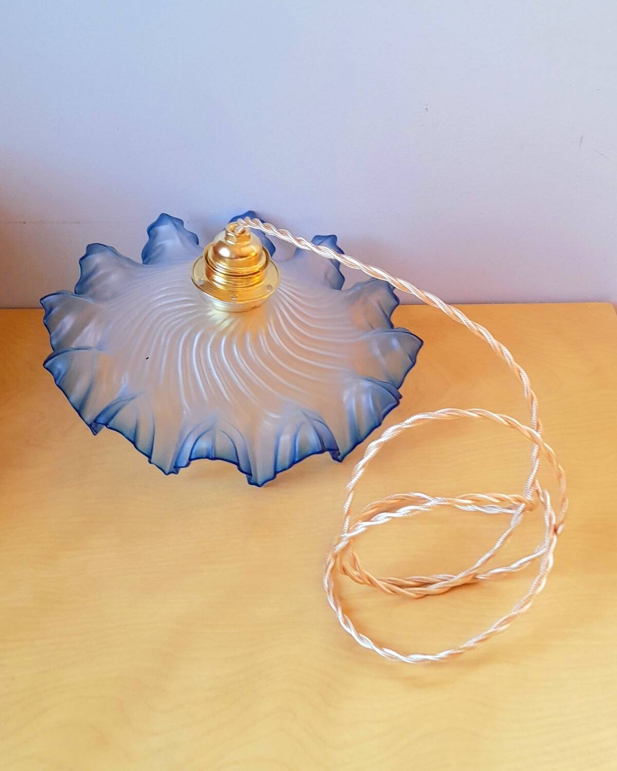 Suspension in opaline corolla from the 1930s