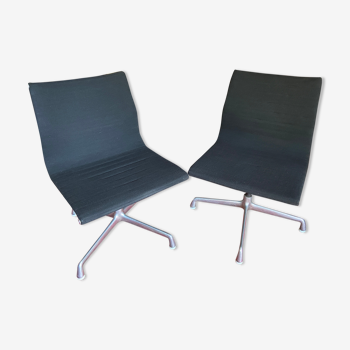 Paire de chaises modèle EA 106 de Charles & Ray Eames pour Herman Miller