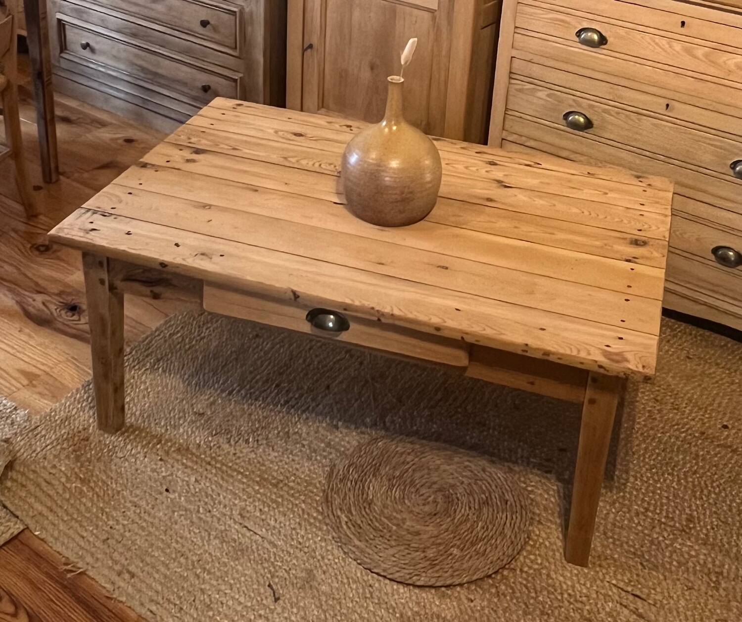 Old farmhouse coffee table with 1 drawer in raw solid wood.