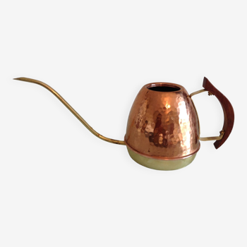 Watering can in hammered red copper and wooden handle/vintage 60s-70s