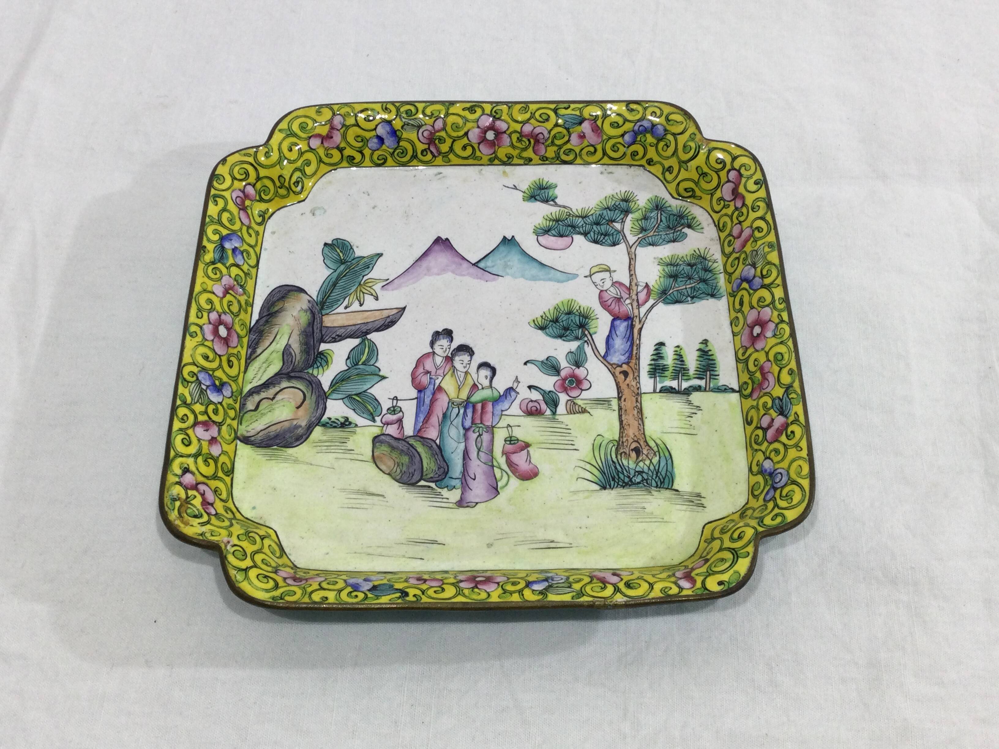 Plateau asiatique en cuivre émaillé