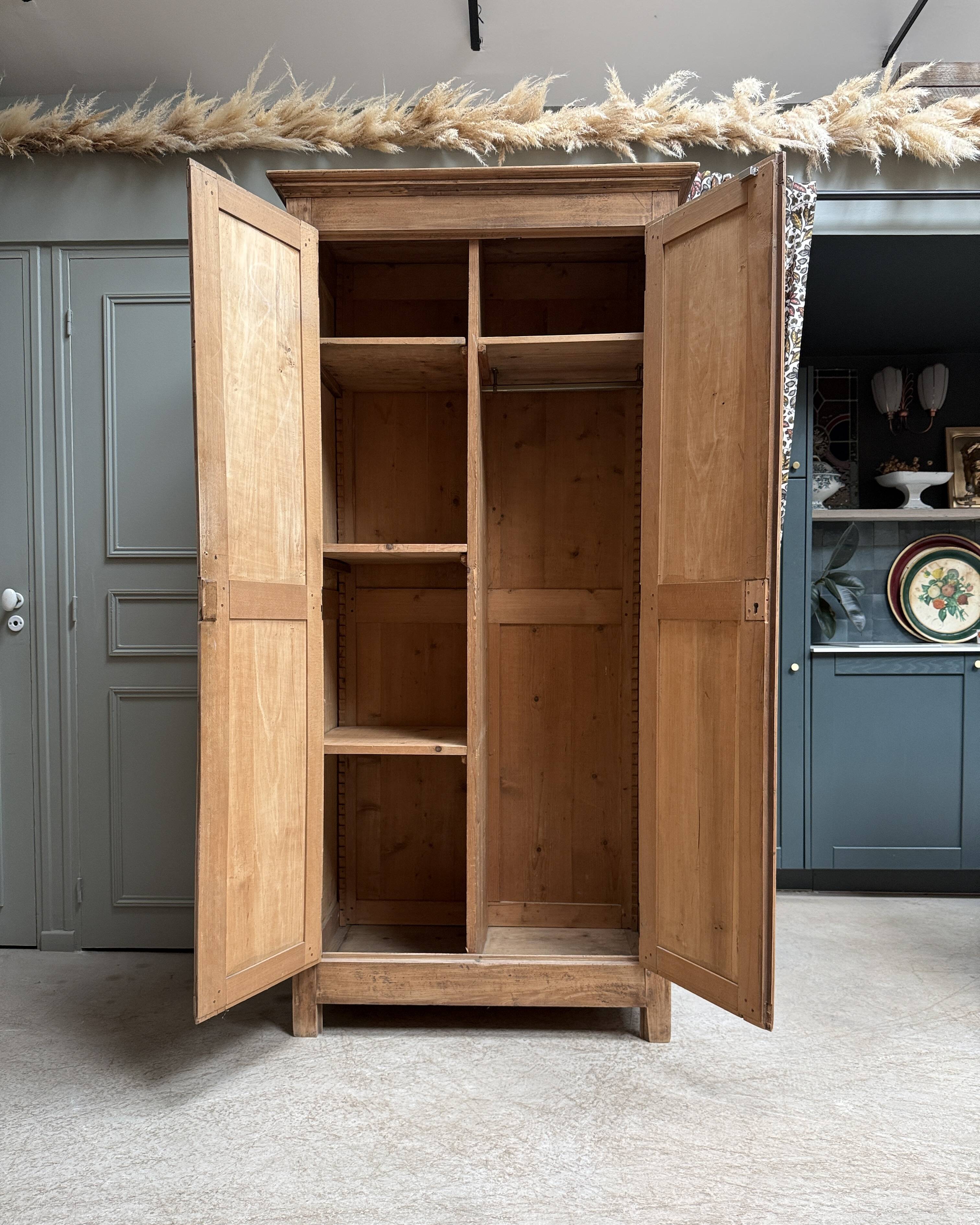Parisian wardrobe with hanging space (renovated)