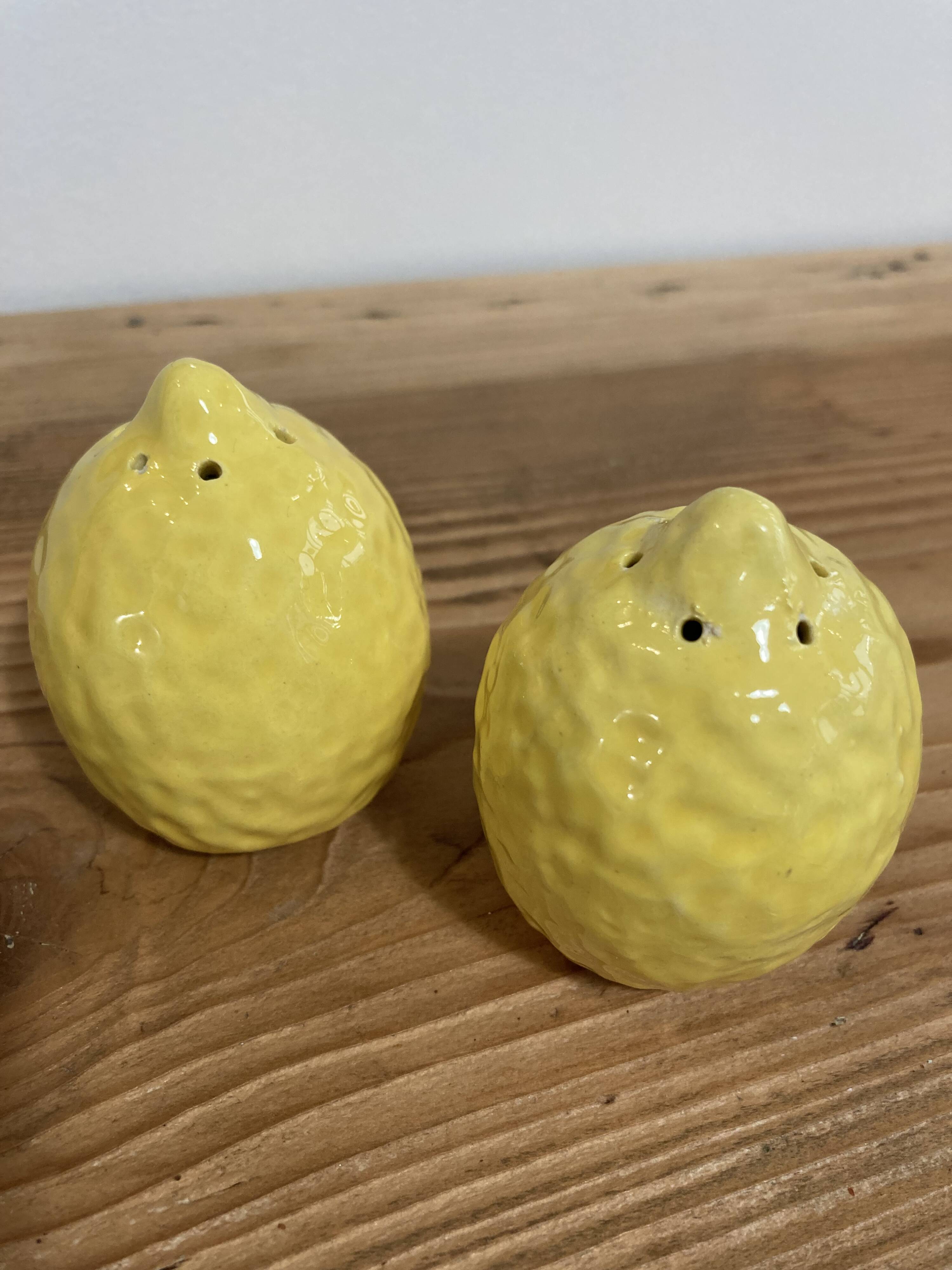 Duo salières et poivrier en barbotine citron