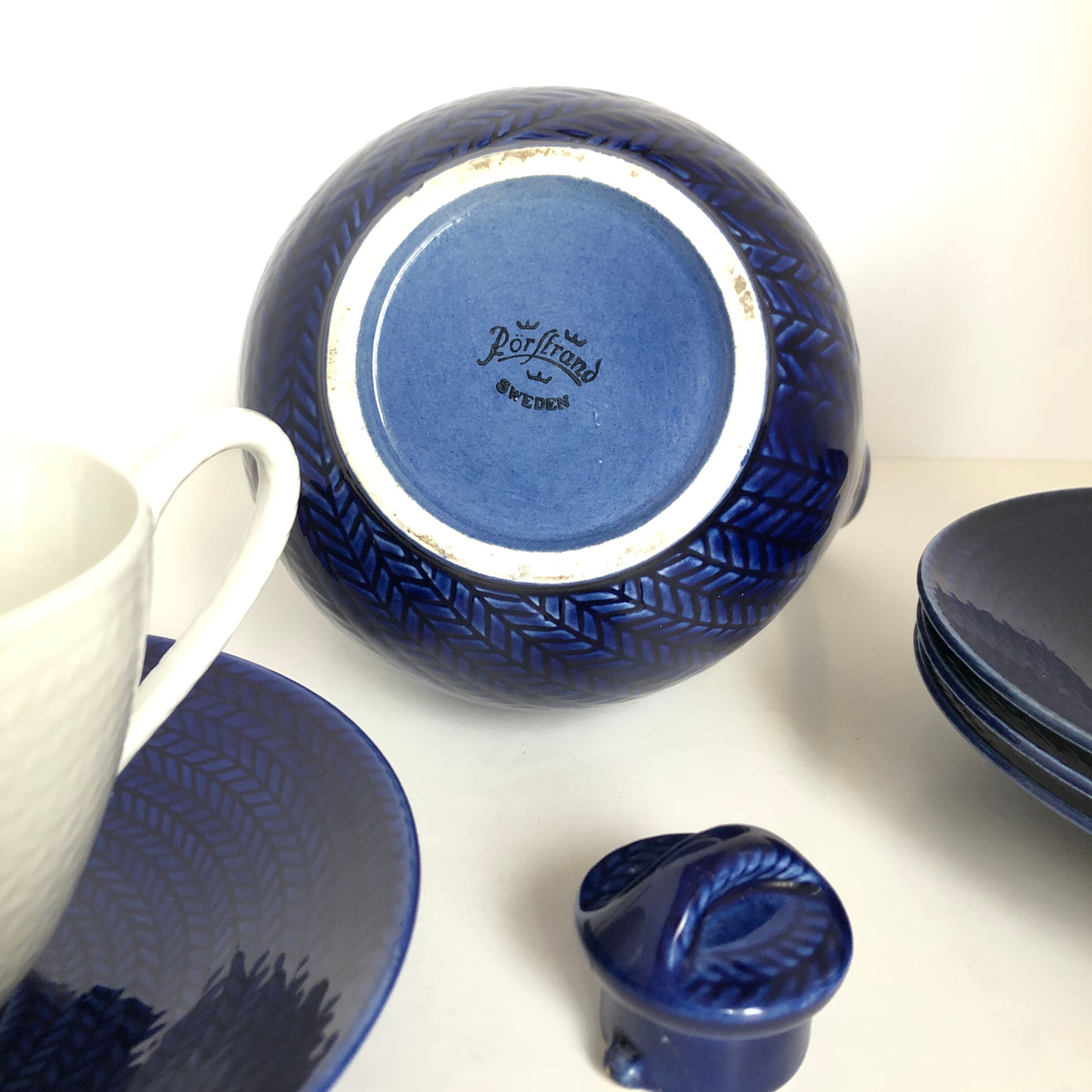 Cups, saucers, coffee maker by Herta Bengtsson Blå eld, Blue fire Rörstrand Sweden 1951-1971