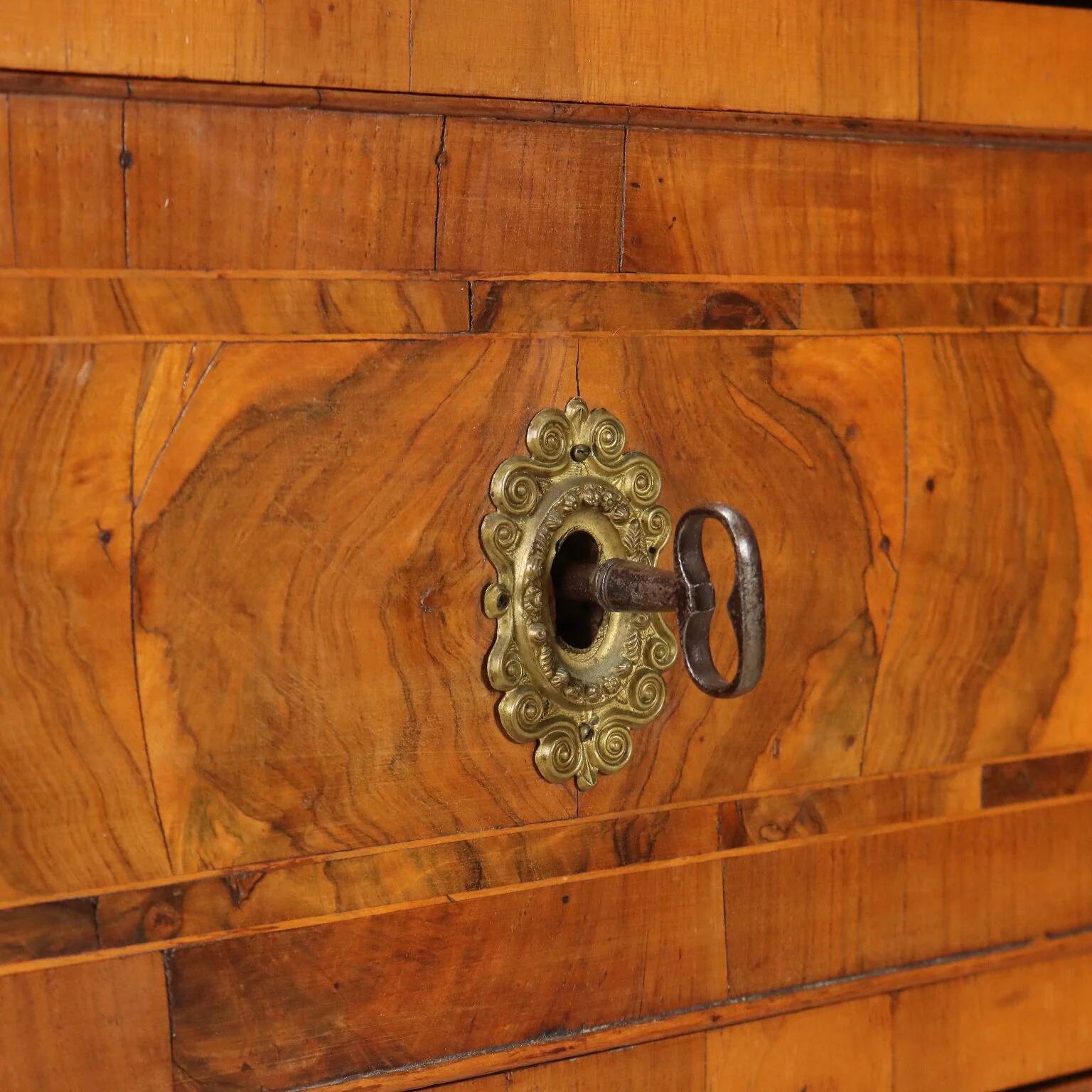 Neoclassical commode in walnut and burl.