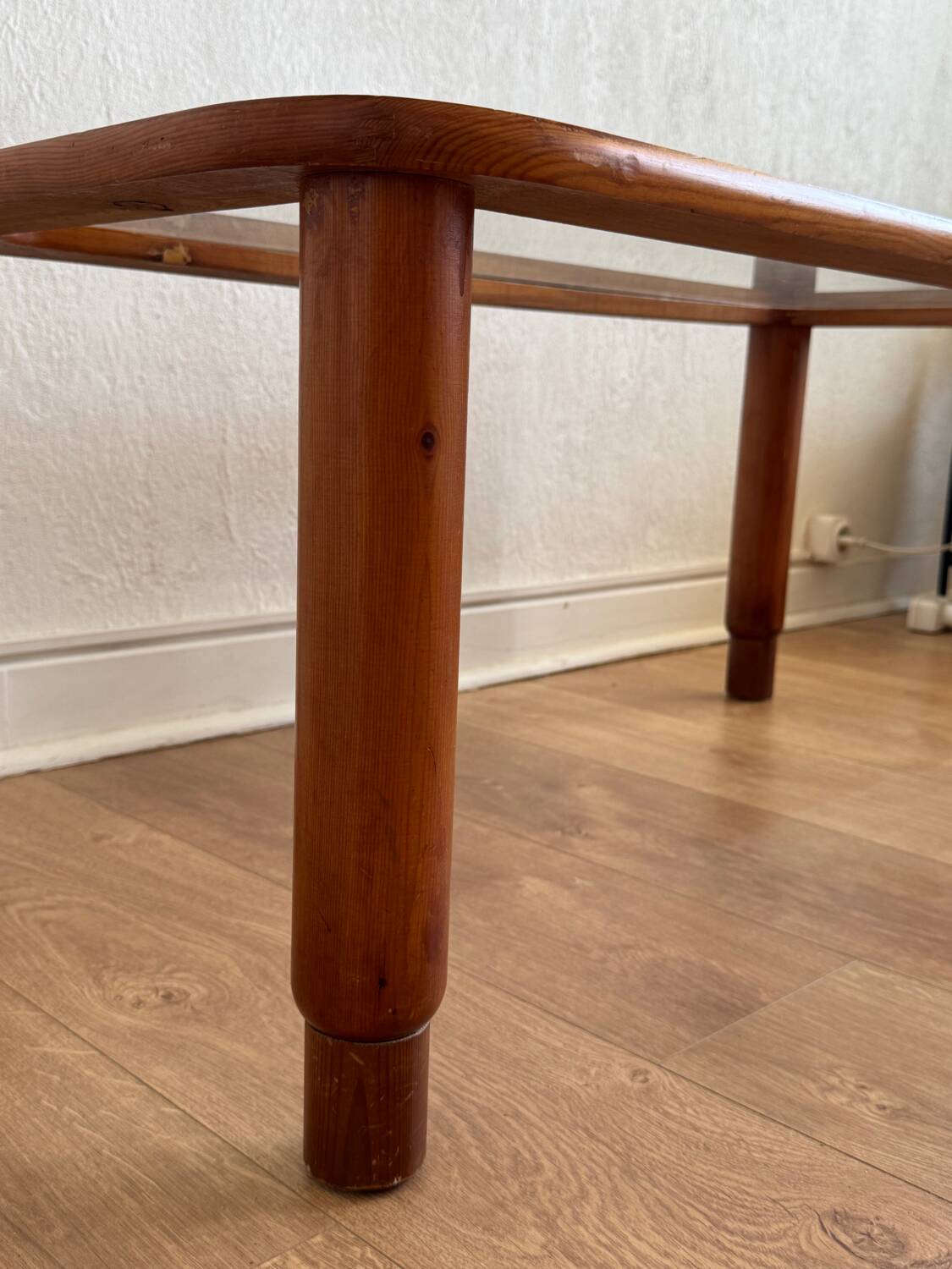 Table basse en bois et verre