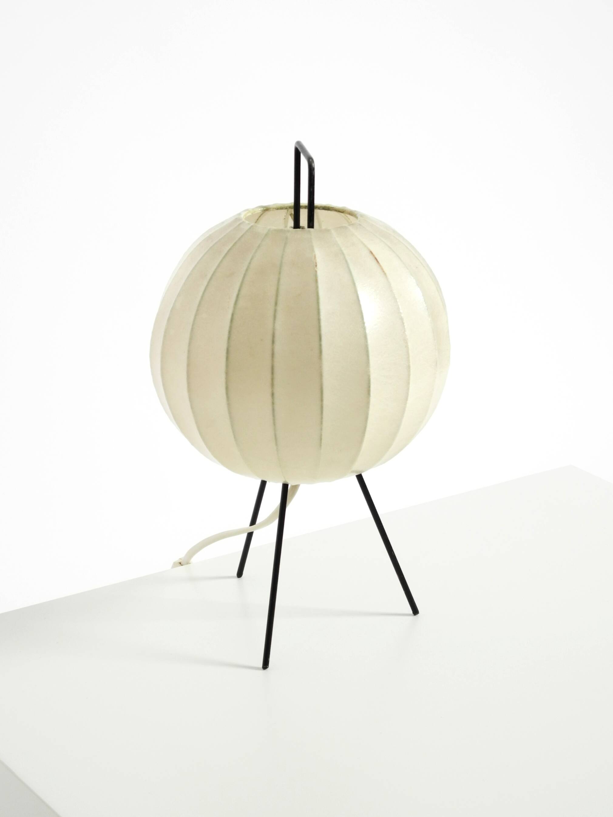 Very rare and beautiful Mid-Century Modern tripod Cocoon table lamp