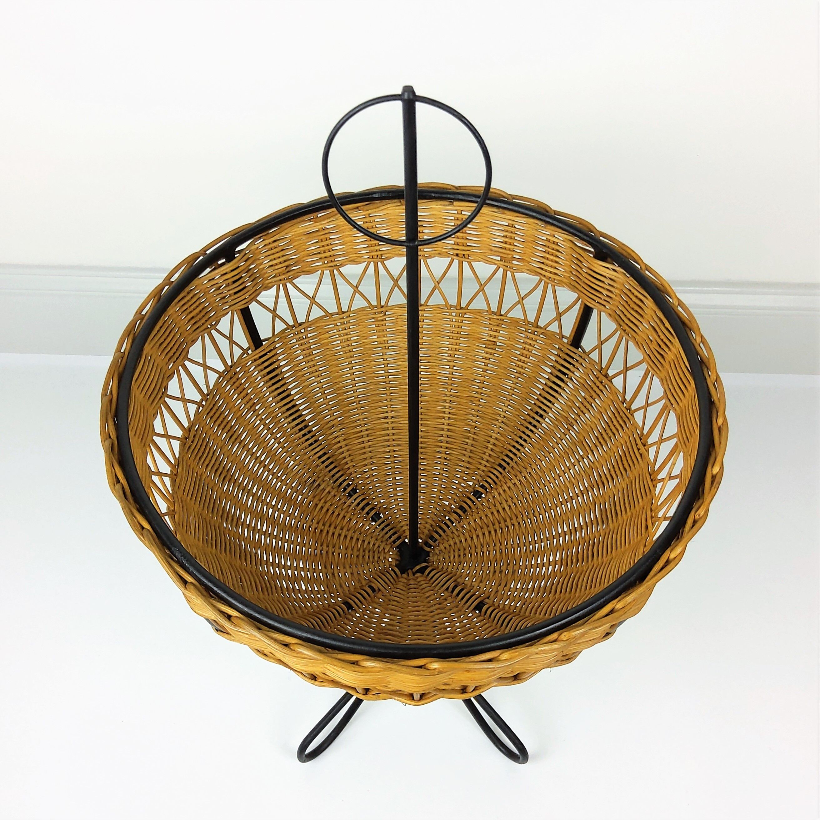 Rattan trash and black metal foot 1950