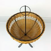 Corbeille rotin et pied métal noir 1950