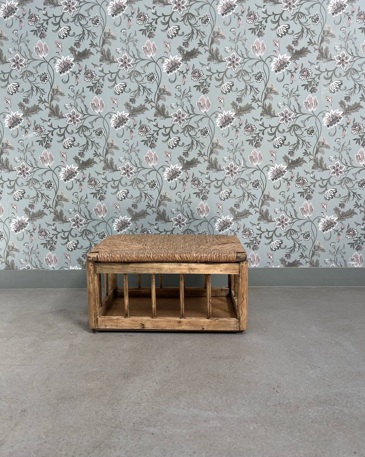 Storage bench in wood and straw (renovated)